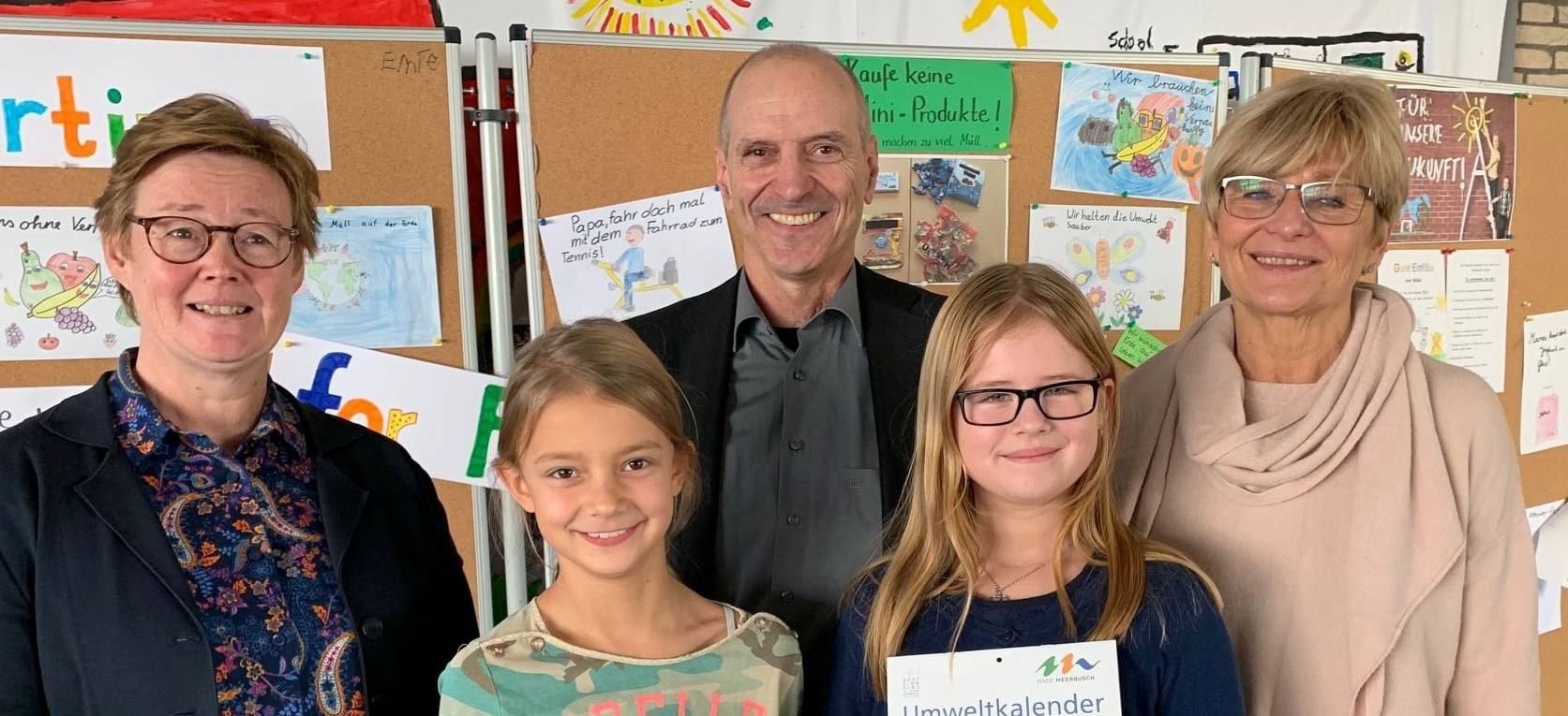  Leni Schlieper (10 Jahre, Mitte rechts) und Cara May (8) haben mit Erfolg am Umweltmalwettbewerb 2019 teilgenommen. Ihre Bilder wurden für den Titel des Kalenders und für den Monat August ausgewählt. Dana Frey (rechts), Albert Lopez (Geschäftsführer Stadtwerke) und die stellvertretende Schulleiterin Marianne Gröters gratulierten zuerst.