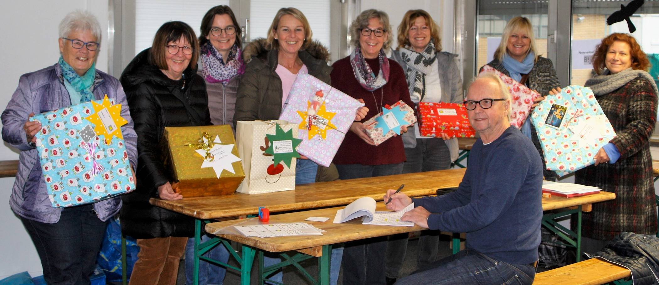 Die ehrenamtlichen Helferinnen und Helfer der Aktion Weihnachtswunschbaum sind mit dem Vorsortieren der Pakete gestartet.