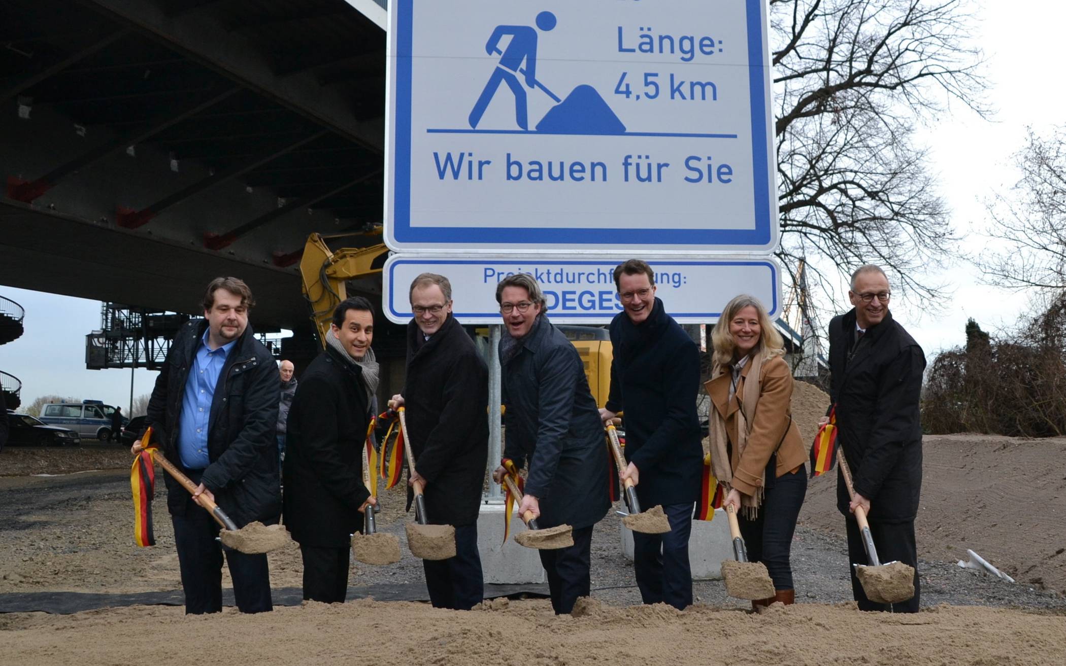 Am Spaten (vl): Dennis Radtke (CDU-Mitglied