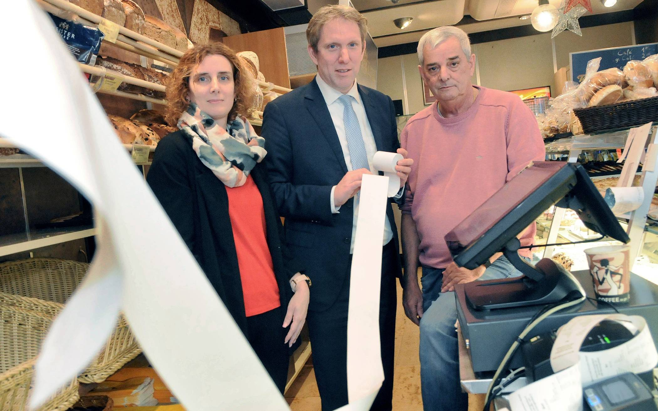  Der CDU-Landtagsabgeordnete Jochen Klenner (Mitte) machte sich bei Josef Hommers und Nadine Sala-Hommers schlau, was die neue Belegausgabepflicht im Verkaufsalltag bedeutet. 