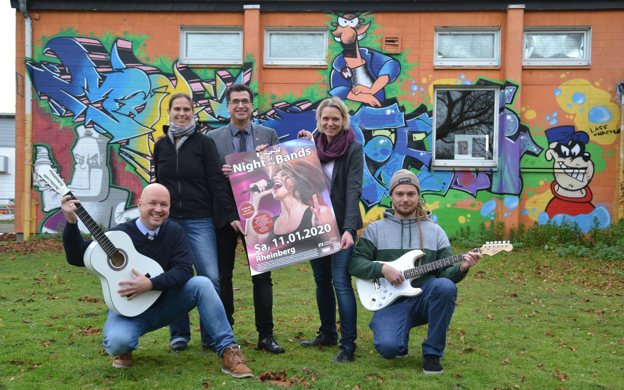 Adam Ruta (Gastro Event), Stefanie Kaleita (stv. Fachbereichsleitung Schule, Sport, Kultur), Frank Tatzel (Bürgermeister Rheinberg), Katja Nießen (Pressestelle ENNI) und Sebastian Sturm (Leiter des ZUFF) stellten gemeinsam das Programm der kommenden Night of the Bands vor.