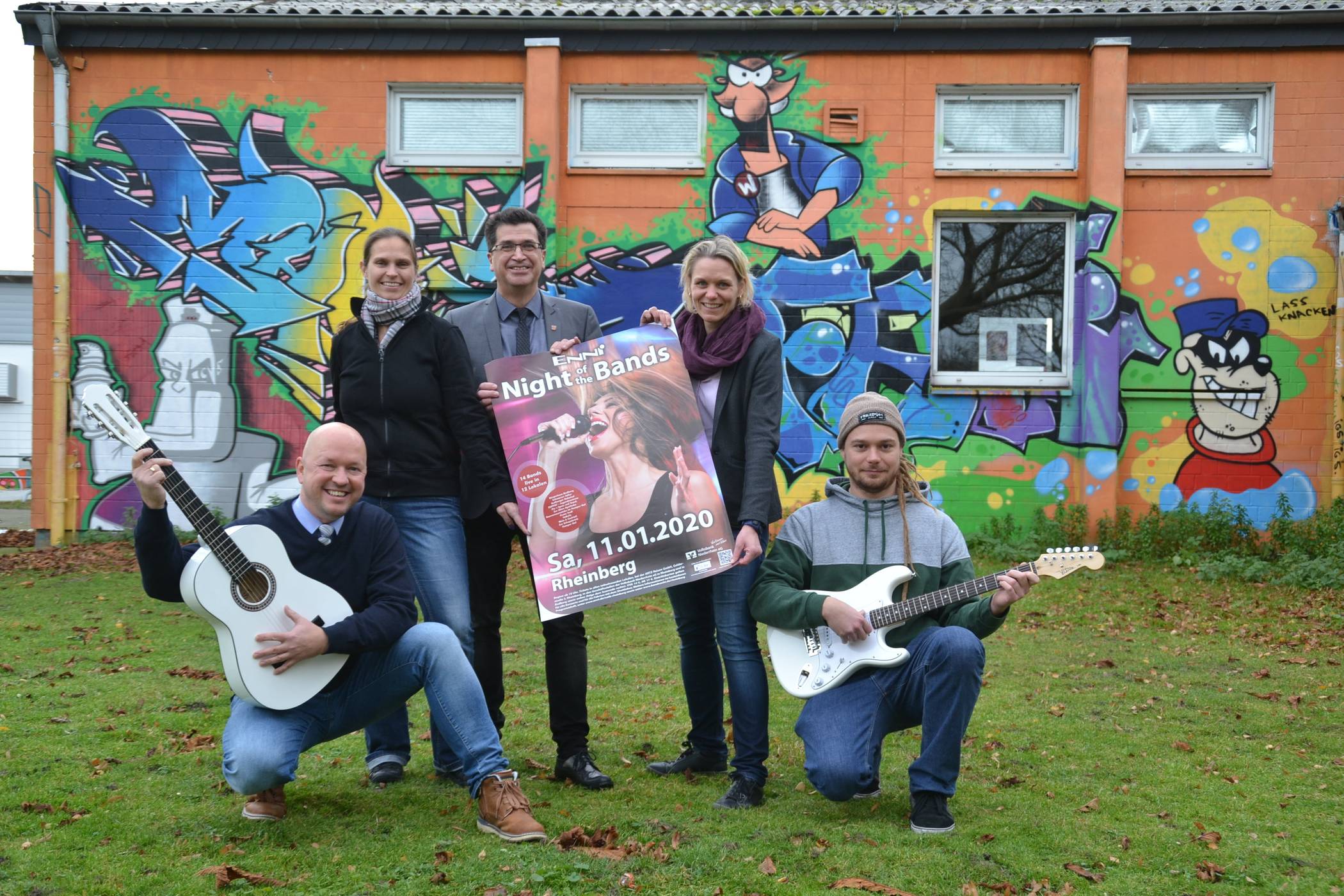 Adam Ruta (Gastro Event), Stefanie Kaleita (stv. Fachbereichsleitung Schule, Sport, Kultur), Frank Tatzel (Bürgermeister Rheinberg), Katja Nießen (Pressestelle ENNI) und Sebastian Sturm (Leiter des ZUFF) stellten gemeinsam das Programm der kommenden Night of the Bands vor.