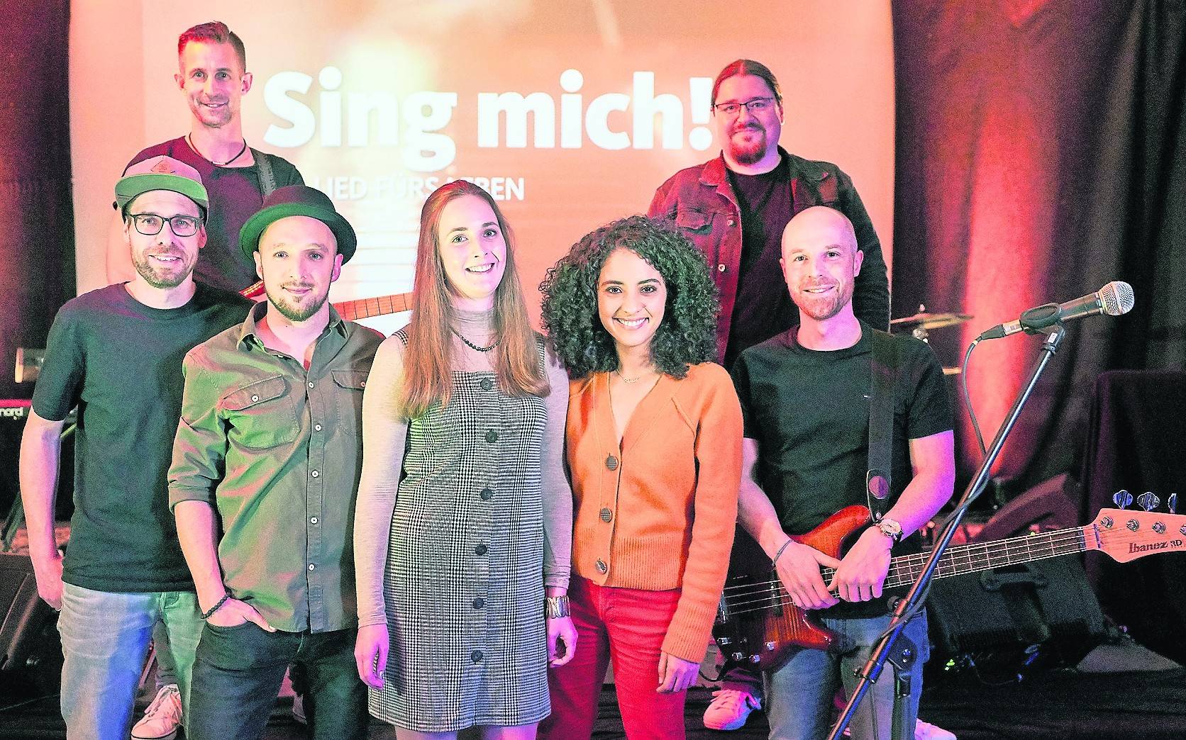 Die Band Egoecho mit Moderatorin Siham El-Maimouni (3.v.r.) und Franziska Fleitmann, deren Geschichte musikalisch erzählt wird.