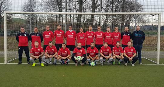 Daniel Gerhards (hinten rechts) von „Gerhards Trockenbau“ stattete die Erste Mannschaft mit neuen T-Shirts aus.