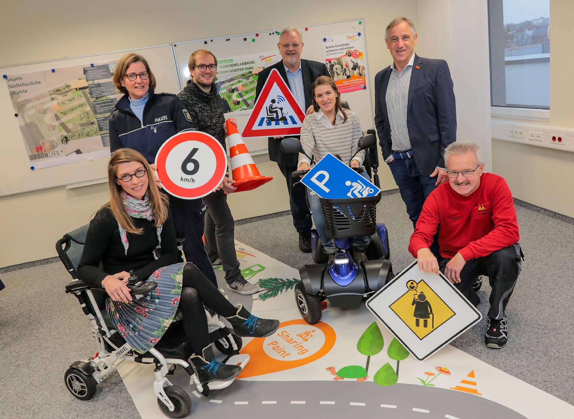 Für das Modellprojekt Senioren-Scooter-Sharing und Senioren-Scooter-Park arbeiten viele Einrichtungen und Organisationen Hand in Hand (v.l.): Susanne Wallrafen (Sozial-Holding), Britta Dückers (Polizei), Mathias Bongartz (Kinder- und Familienzentrum Mummpitz), Norbert Post (Aufsichtsratsvorsitzender Sozial-Holding), Anna Buck (Sozial-Holding), Helmut Wallrafen (Geschäftsführer Sozial-Holding) und Norbert Maaßen (Sozial-Holding).
