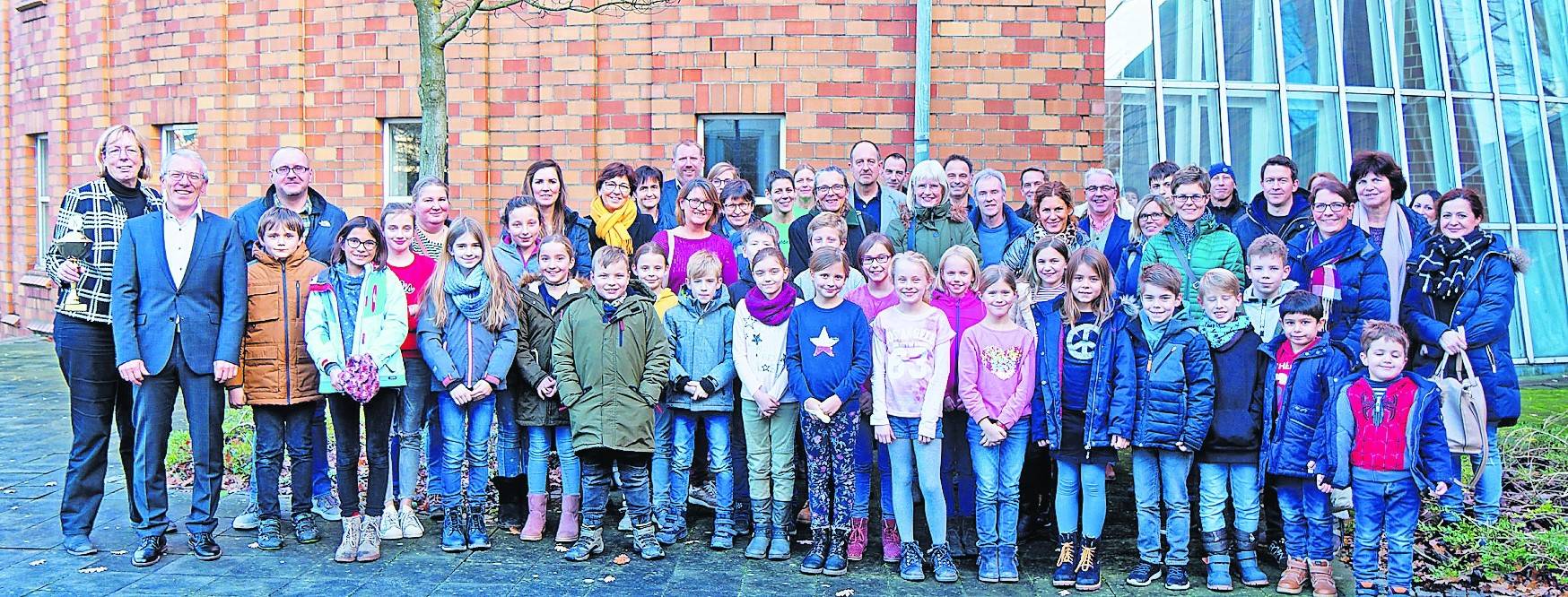 Sportliche Kinder, stolze Eltern und Lehrer: Der Kreis Viersen und der KreisSportBund ehrten die Schulen, die am Sportabzeichen- und Laufabzeichenwettbewerb teilgenommen hatten.