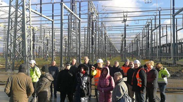Die Meerbuscher Gruppe vor dem Umspannwerk Oberzier.