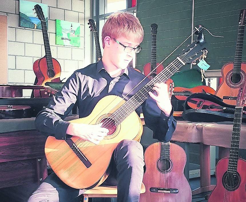 Musikschüler Philip Weber spielt auf einem sehr seltenen siebensaitigen Instrument von Gitarrenbauer Herman Hauser.