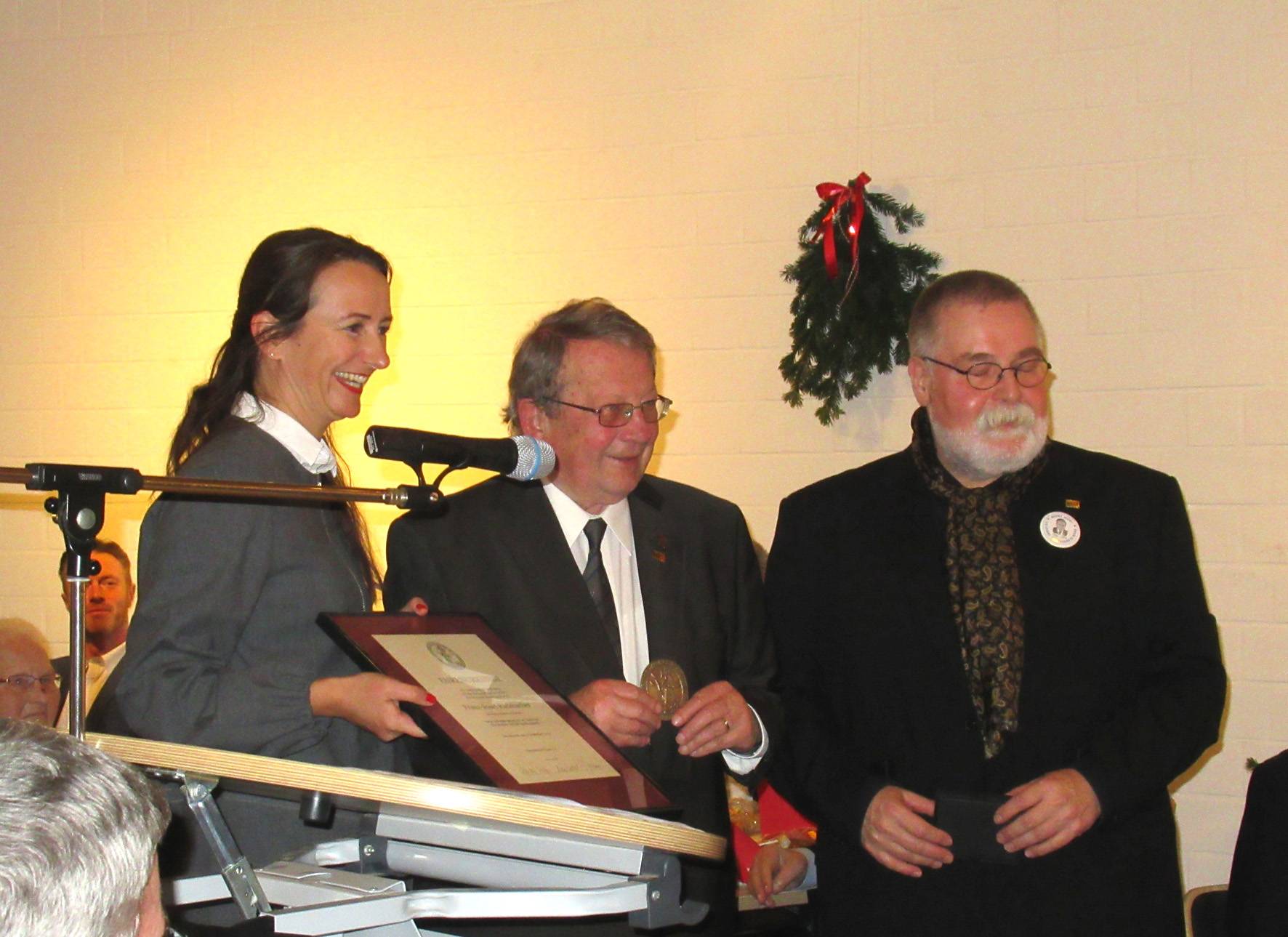  In der Teloy-Mühle wurde Franz-Josef Radmacher von seinen Nachfolgern beim Heimatkreis Lank mit der Jacobsleiter geehrt. 