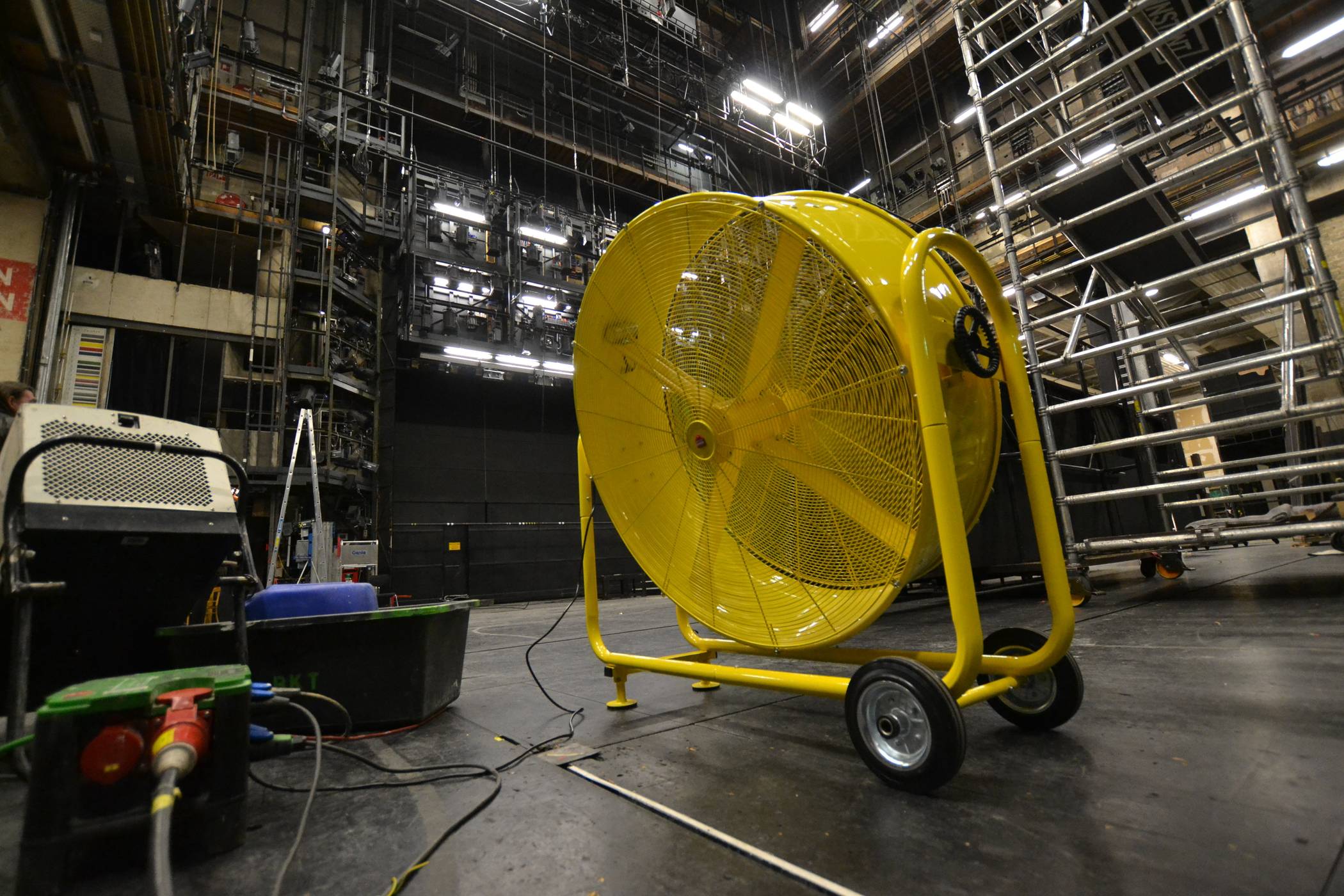 Ein Lüfter gegen 80.000 Liter im Theater Duisburg ...