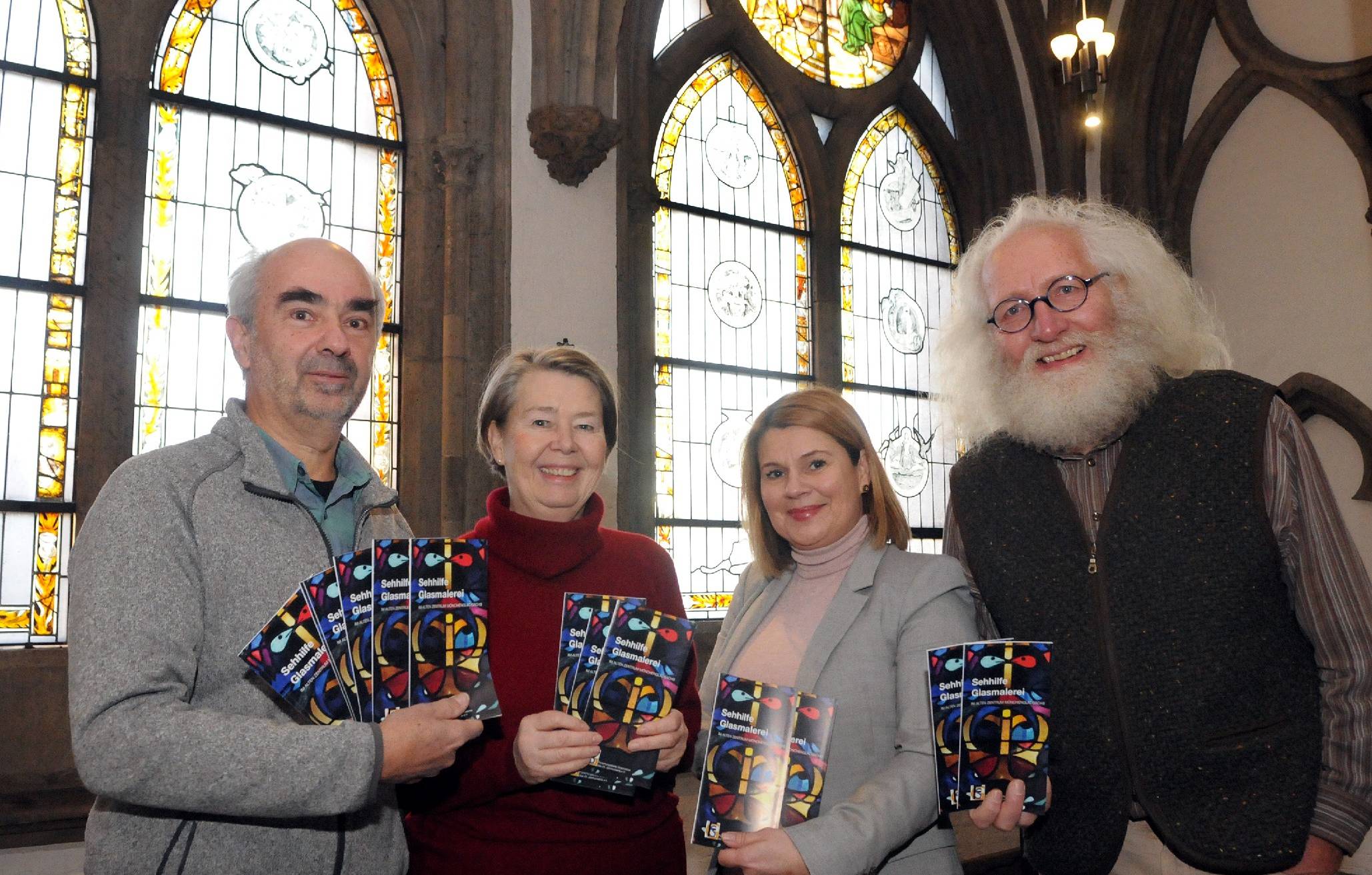 Journalist Armin Kaumanns, Glasmalerei-Forscherin Dr. Annette Jansen-Winkeln, MGMG-Projektmanagerin Alice Welters-Dahmen und Initiator Reinhold Schiffers machen sich für Gladbachs verborgene Schätze stark (v.l.).