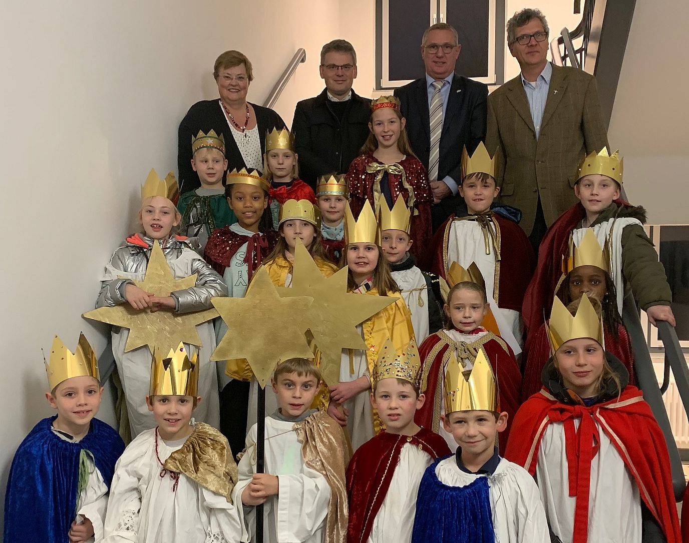  Der stellvertretende Bürgermeister Michael Billen (2. von rechts hinten) empfing diesmal die Sternsinger aus den Meerbuscher Pfarreien im Erwin-Heerich-Haus. Mit dabei (von links): Gemeindereferentin Birgit Hellmanns sowie die Pfarrer Norbert Viertel und Michael Berning.