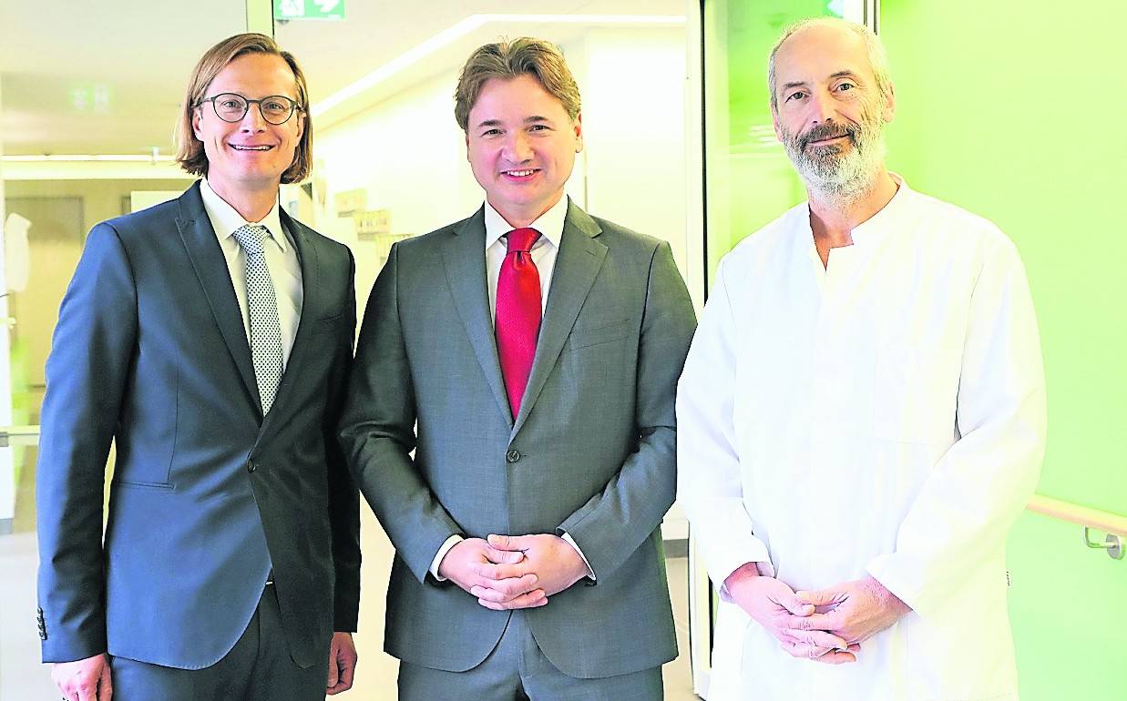  Neuer Chefarzt der Klinik für Plastische und Ästhetische Chirurgie sowie Handchirurgie ist Dr. Tobias Köppe (Mitte). Er wird von Geschäftsführer Dr. Conrad Middendorf (l.). und dem Ärztlichen Direktor, Dr. Kai Platte, herzlich begrüßt. 