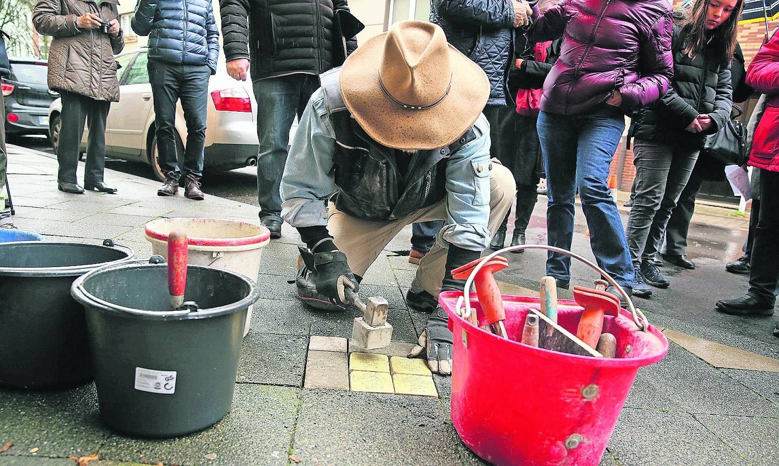 Gunter Demnig verlegte unter anderem in der Marienkirchstraße weitere Stolpersteine.