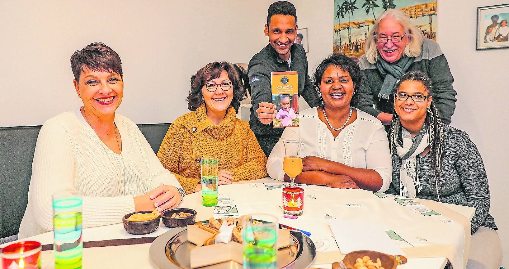 Vereinsgründerin Jeanette Juch-Niemann (3.v.r.) hat OLDRI mit Freunden am Küchentisch gegründet. Von hier aus arbeitet der Verein mit Einheimischen vor Ort zusammen.