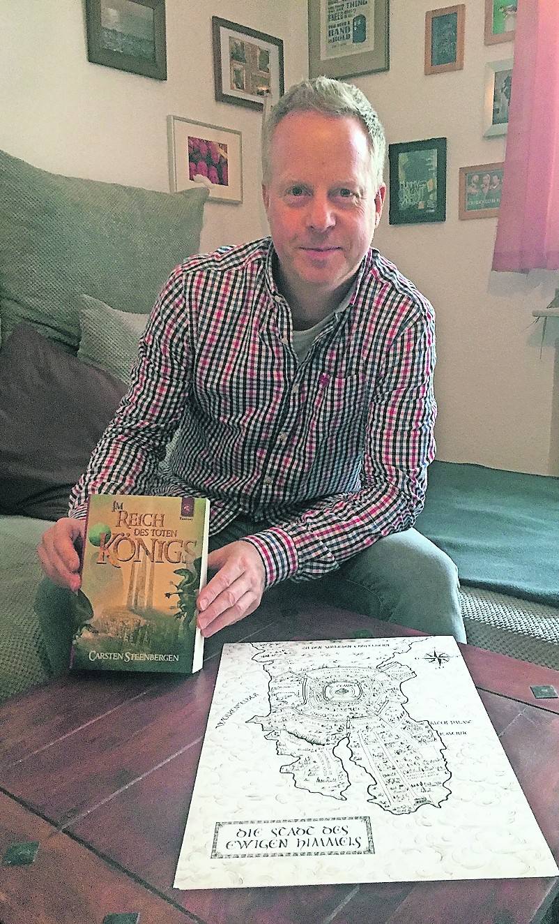 Das neue Buch von Autor Carsten Steenbergen spielt in einem fiktiven Stadtstatt auf einem Bergplateau.