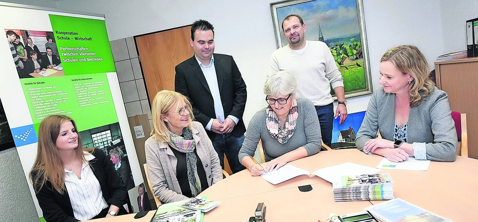  Unser Foto zeigt Vertreterinnen und Vertreter von Schule, EGN und Wirtschaftsförderung bei der Unterzeichnung der Kooperationsvereinbarung. 
