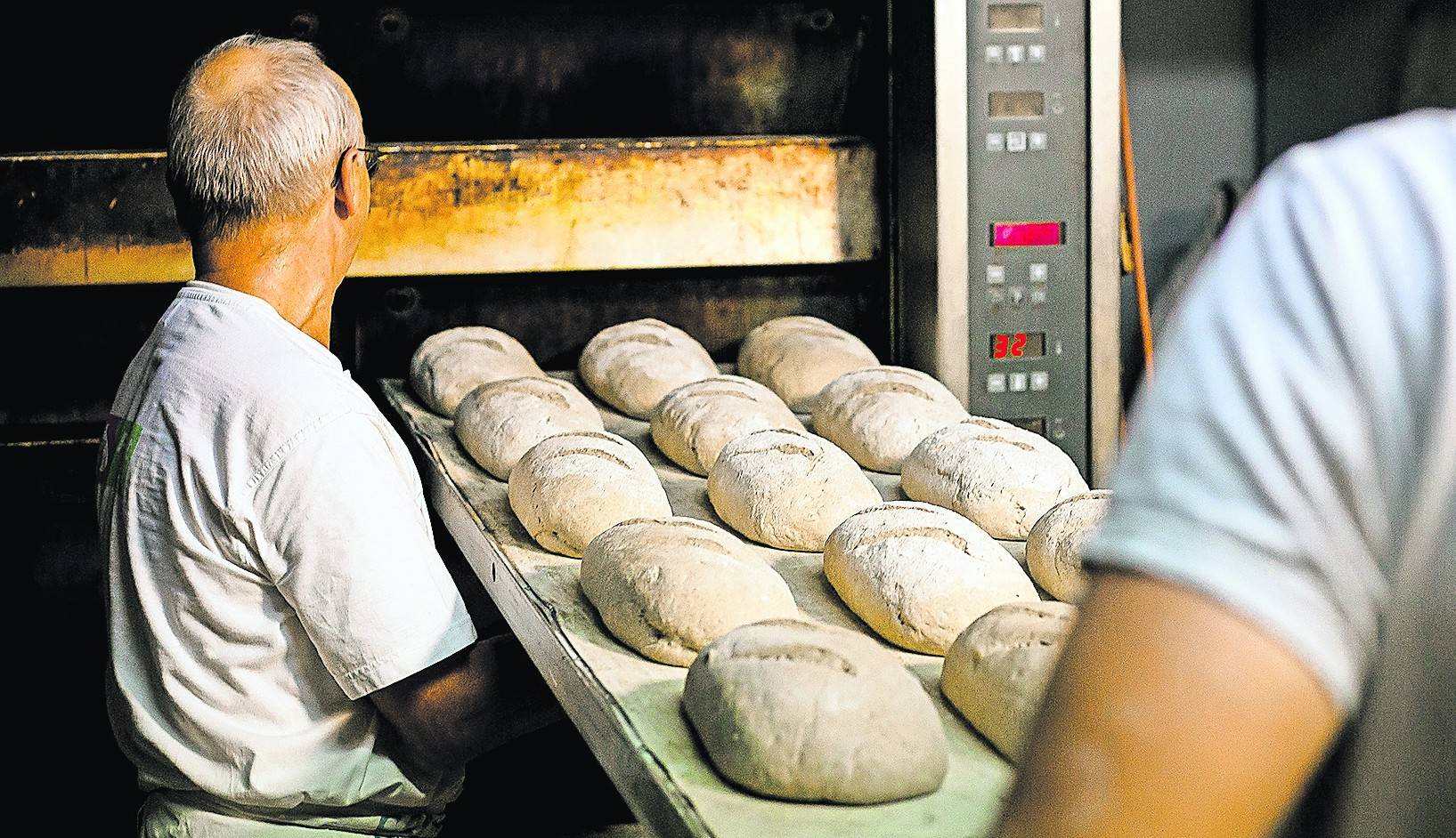 Wer in der Backstube arbeitet, macht einen harten Job. Zu viele Bäckereien speisen ihre Mitarbeiter trotzdem mit Niedriglöhnen ab, kritisiert die Gewerkschaft NGG.