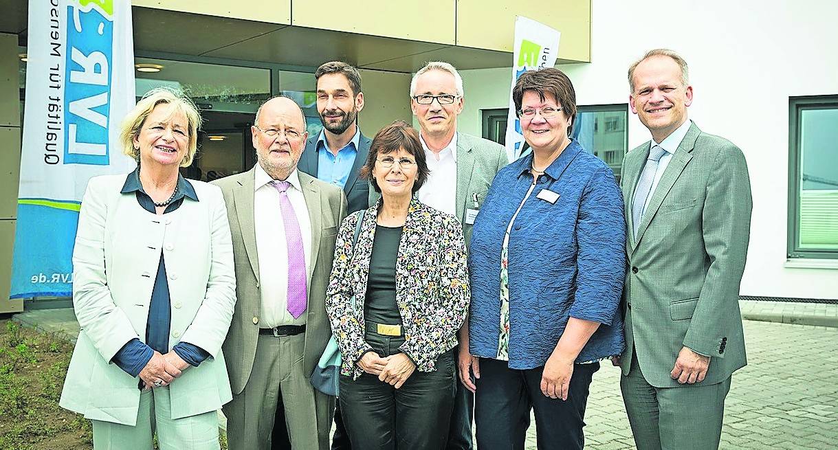 Die Verantwortlichen vor der Klinik (v.l.): Monika Berten (Vorsitzende Krankenhausausschuss 3), Hans Kettler (Stellvertretender Landrat Kreis Viersen), Dr. Ralph Marggraf (Ärztlicher Direktor LVR-Klinik Viersen), Martina Wenzel-Jankowski (LVR-Dezernentin Klinikverbund und Verbund Heilpädagogischer Hilfen), Jörg Mielke (Pflegedirektor LVR-Klinik Viersen), Dorothee Enbergs (Kaufmännische Direktorin LVR-Klinik Viersen), Christian Wagner (Bürgermeister Nettetal).