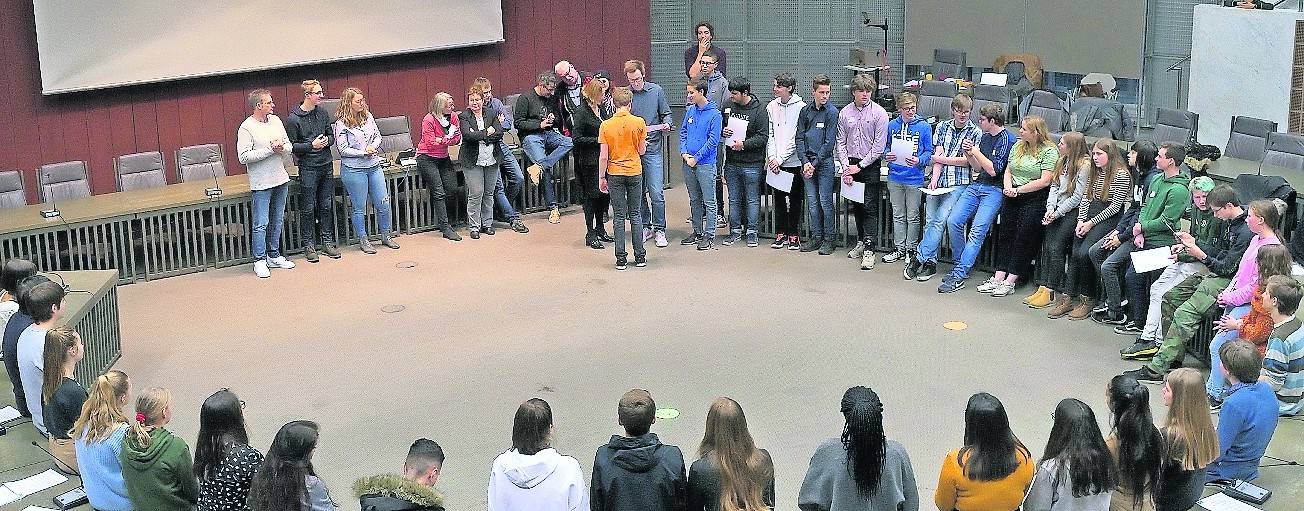  Bürgermeisterin Sabine Anemüller überreichte die Zertifikate. 