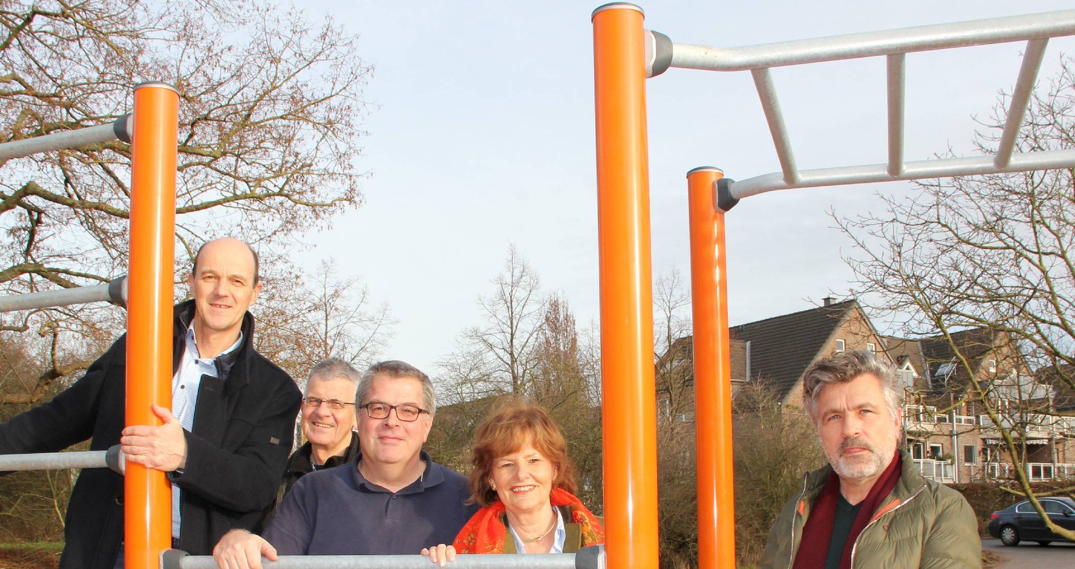 Gemeinsam mit Peter Dietz (Mitte) und Norbert Münks (2.v.l.) vom OTV eröffnet Bürgermeisterin Angelika Mielke-Westerlage den neuen Bewegungspark. Michael Betsch (l.), Fachbereichsleiter „Grünflächen“ und Landschaftsarchitekt Markus Weidemann von der Stadt Meerbusch haben den Park geplant.