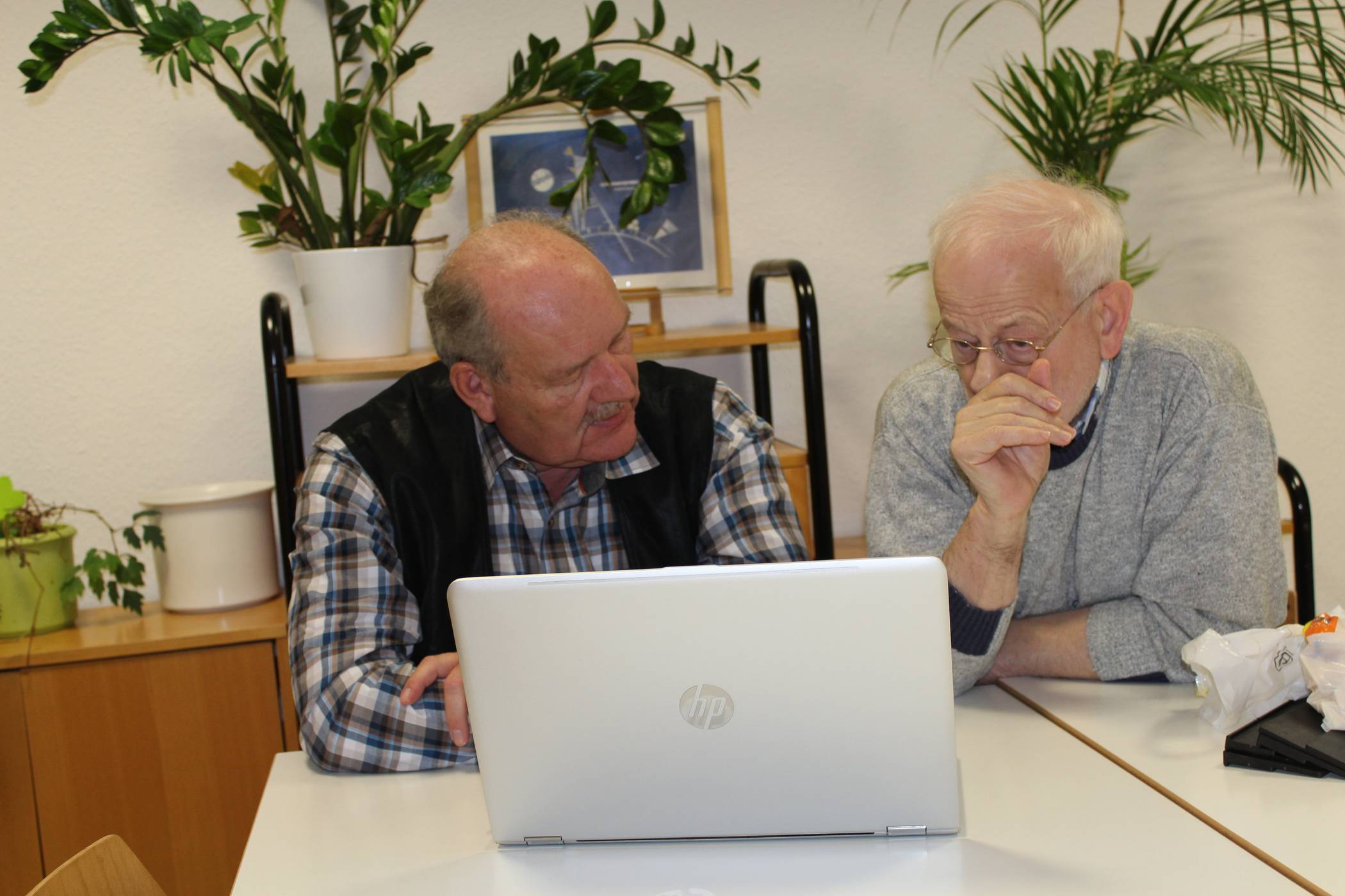  Die „Technikbotschafter“ kümmern sich im Rahmen der Quartiersarbeit für Ältere in Vluyn um Fragen rund um Smartphone, PC und Co. 