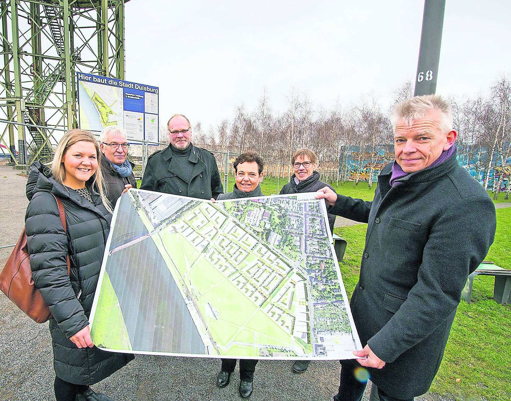 Die Projektleiter Katharina Kroog und Rolf Wördehoff, Lorenz Kehl vom Atelier Loidl, Umweltamtsleiterin Doris Wagner, Projektleiterin Claudia Christensen von der EG DU und Dezernent Martin Linne mit dem Plan für den zweiten Bauabschnitt des Rheinparks. <![CDATA[]]>