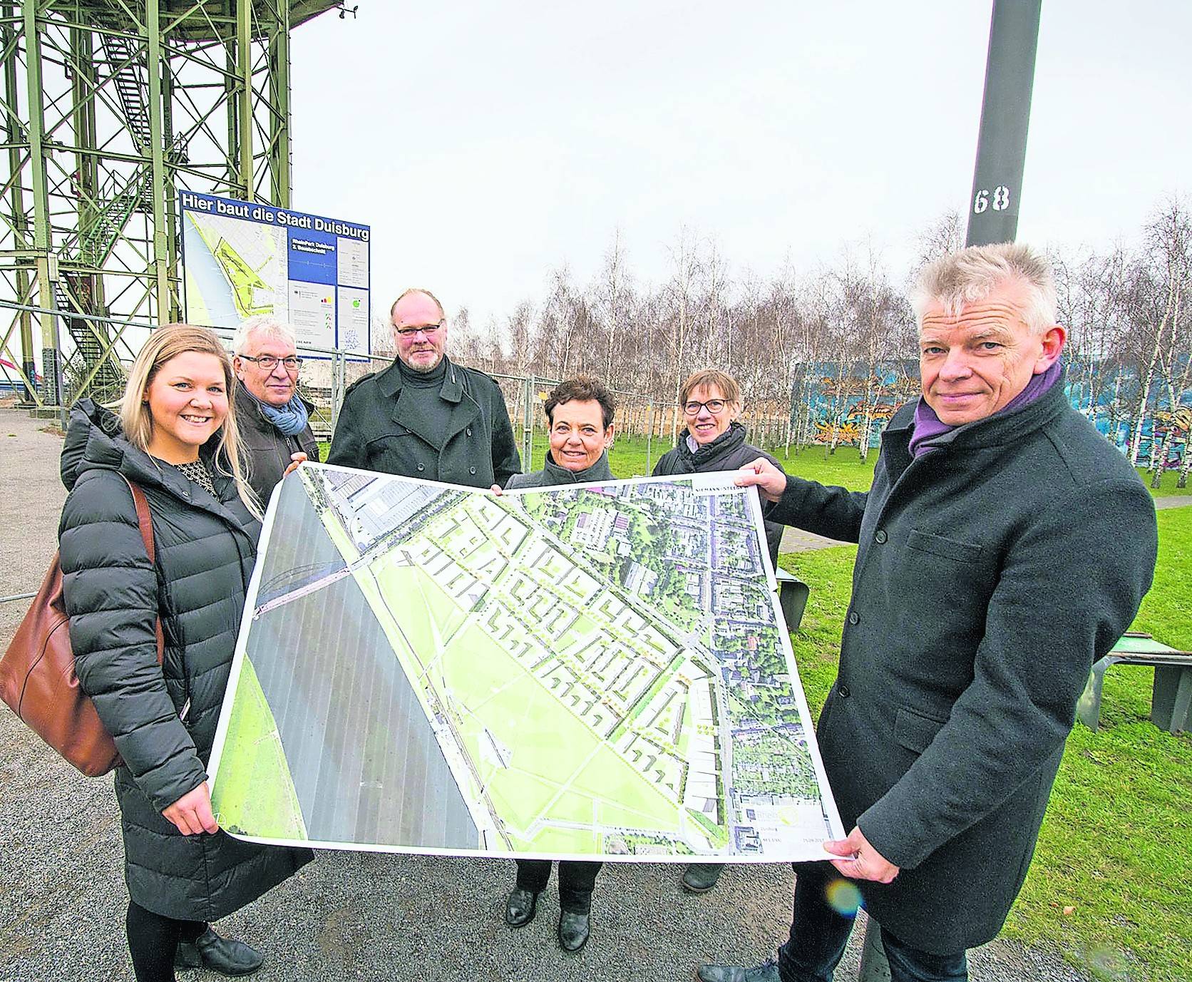  Die Projektleiter Katharina Kroog und Rolf Wördehoff, Lorenz Kehl vom Atelier Loidl, Umweltamtsleiterin Doris Wagner, Projektleiterin Claudia Christensen von der EG DU und Dezernent Martin Linne mit dem Plan für den zweiten Bauabschnitt des Rheinparks.  