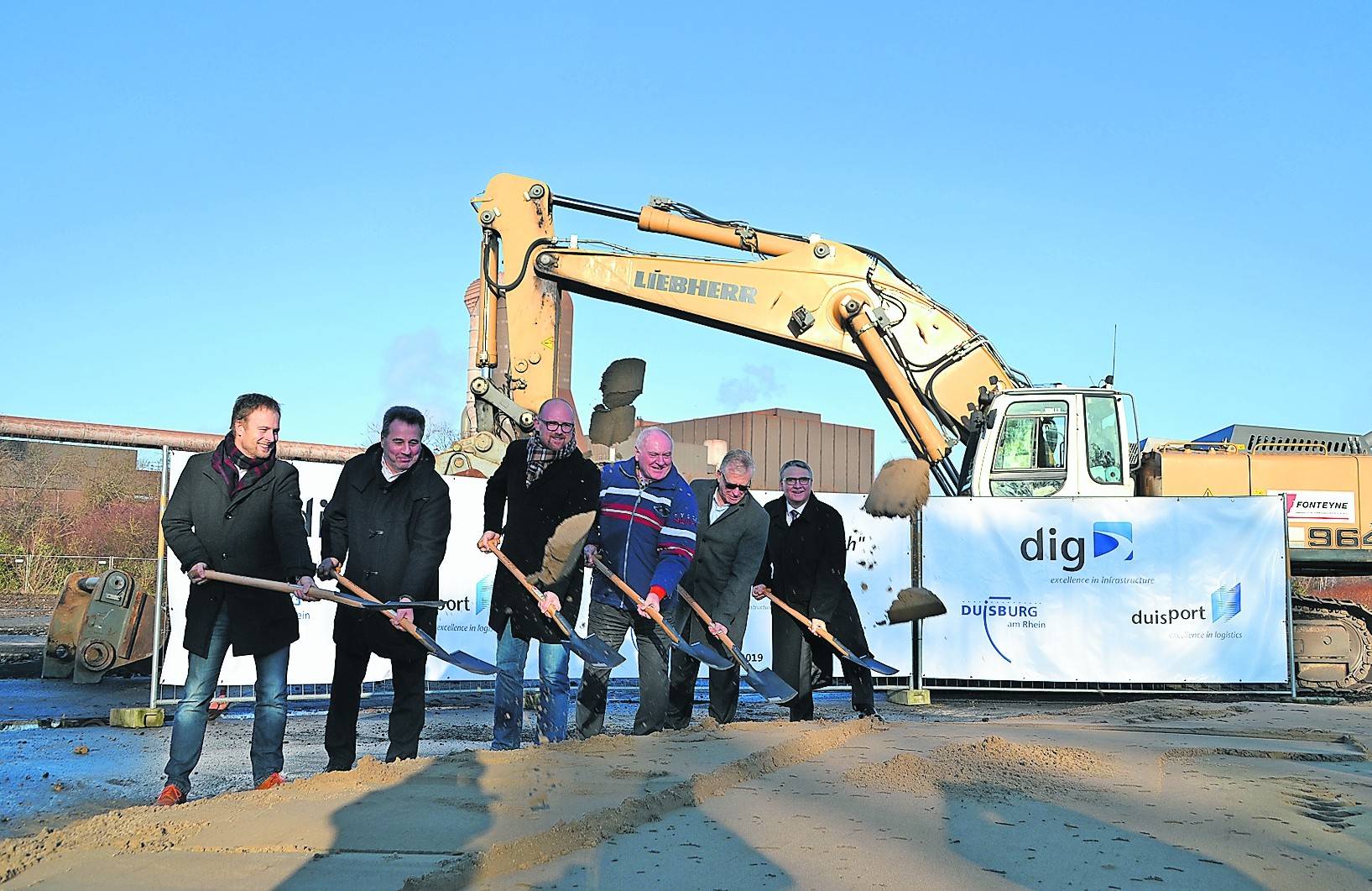 Stadtdirektor und Kämmerer Martin Murrack, SPD-Ratsherr und DIG-Beiratsmitglied Bruno Sagurna, Oberbürgermeister Sören Link, CDU-Ratsherr und DIG-Beiratsmitglied Rainer Erzweiler, Duisport-Vorstand und DIG-Geschäftsführer Thomas Schlipköther und DIG Geschäftsführer Matthias Palapys (v. l.) beim Spatenstich fürs Foto.