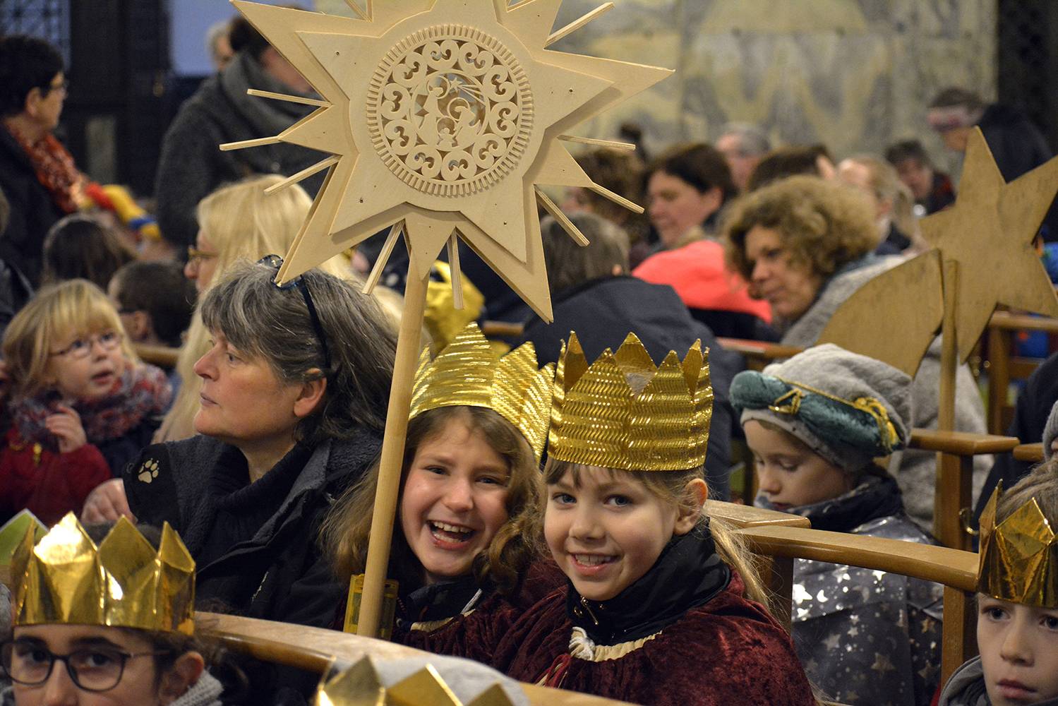 Nachdem die Sternsingerinnen und Sternsinger im Aussendungsgottesdienst die gesegnete Kreide erhalten haben, sind sie in diesen Tagen mit bunten Gewändern und Kronen, ihrem Stern, einer Spendenbüchse und der Kreide von Haus zu Haus unterwegs, um den Menschen den Sternsingersegen zu bringen und um Spenden zu bitten.