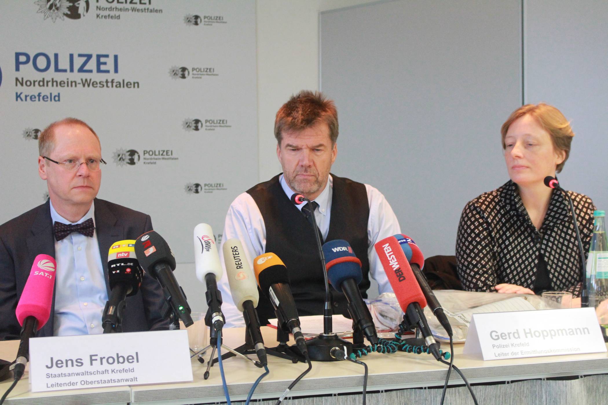 Pressekonferenz zum Brand im Zoo: (v.l.) Oberstaatsanwalt Jens Frobel, der Leiter der Ermittlungskommission Gerd Hoppmann und Zoosprecherin Petra Schwinn.