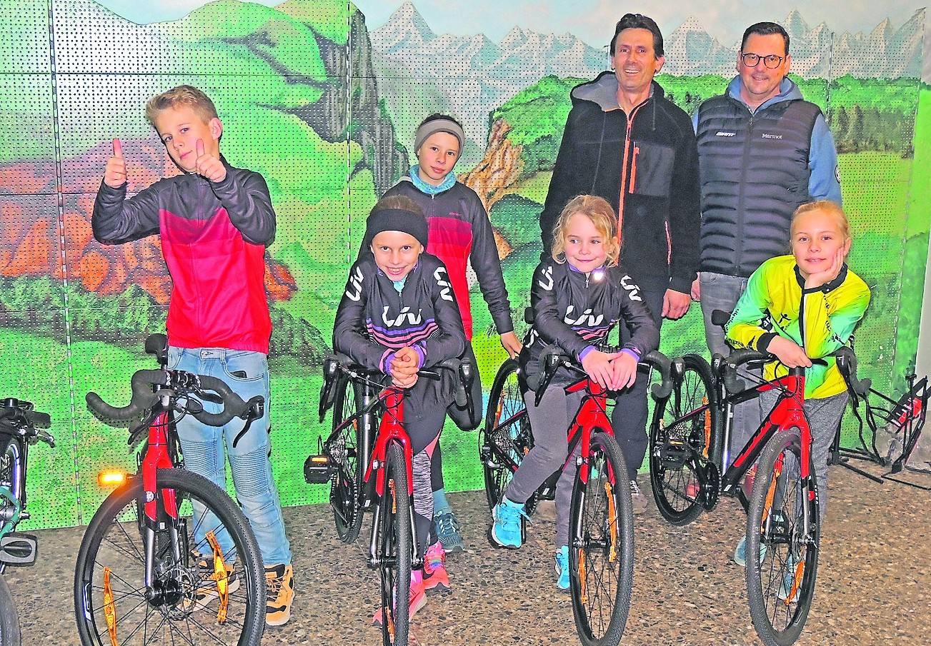  Das verbessert die Trainings-Situation der jüngsten Triathleten im TV Schiefbahn ungemein: Die Abteilung erhielt jetzt vier neue Rennräder der Marke GIANT. Möglich gemacht haben diese Spende Mario Hausmann von Fahrrad Hausmann in Schiefbahn und Uwe Bienefeld von GIANT. Die Fahrräder sind mit modernster Rennrad-Technik, Scheibenbremsen und Sicherheitspaket ausgestattet und wurden der Triathlon Abteilung jetzt offiziell übergeben. „Die Räder sehen mega cool aus!“ freuen sich Luisa Braun und Maya Rosen, die mit den Rädern trainieren werden. Im geplanten TriKids-Trainingslager im Mai 2020 in Lingen können nun alle TriKids auf Rennrädern trainieren. In der Triathlon-Abteilung des TVS trainieren derzeit 17 Kids aktiv. Die meisten haben auch bereits ihren ersten Triathlon bei der Willicher Veranstaltung im September erfolgreich beendet. 