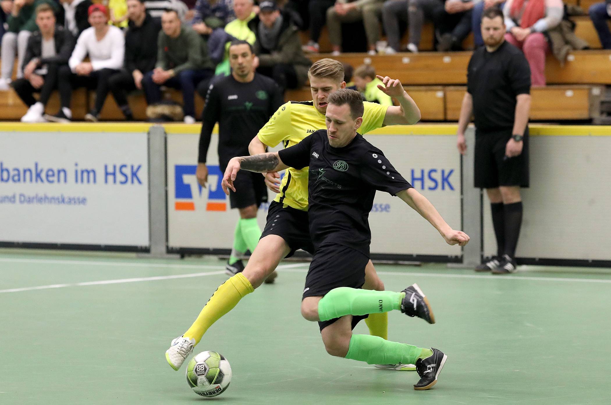 Am Donnerstag startet in Rheinhausen das Hallenfußballspektakel. Regionalligist VfB Homberg ist das klassenhöchste Team. Gespielt wird im Soccer-Court - also ringsherum mit Bande.