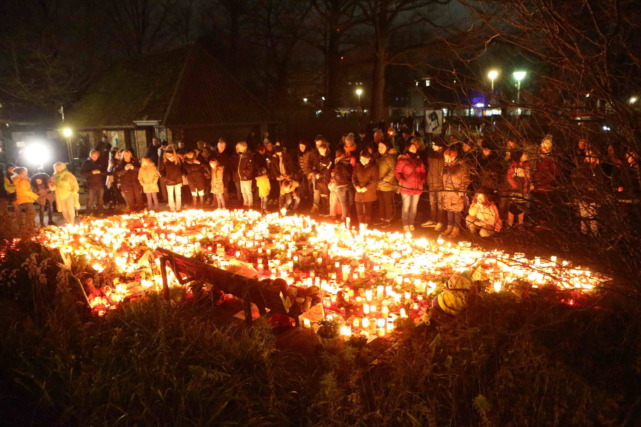  Betroffenheit: Mehrere Hundert Menschen versammelten sich zu unterschiedlichen Zeiten am Zoo, um ihre Trauer auszudrücken. Das europaweit bekannte Affenhaus bedeutete ein Stück Krefelder Identität. Inzwischen ist der Tierpark wieder für Besucher geöffnet. Die internationale Presse jedoch muss draußen bleiben. Die Mitarbeiter des Zoos sind zu erschüttert, um Interviews zu geben.  