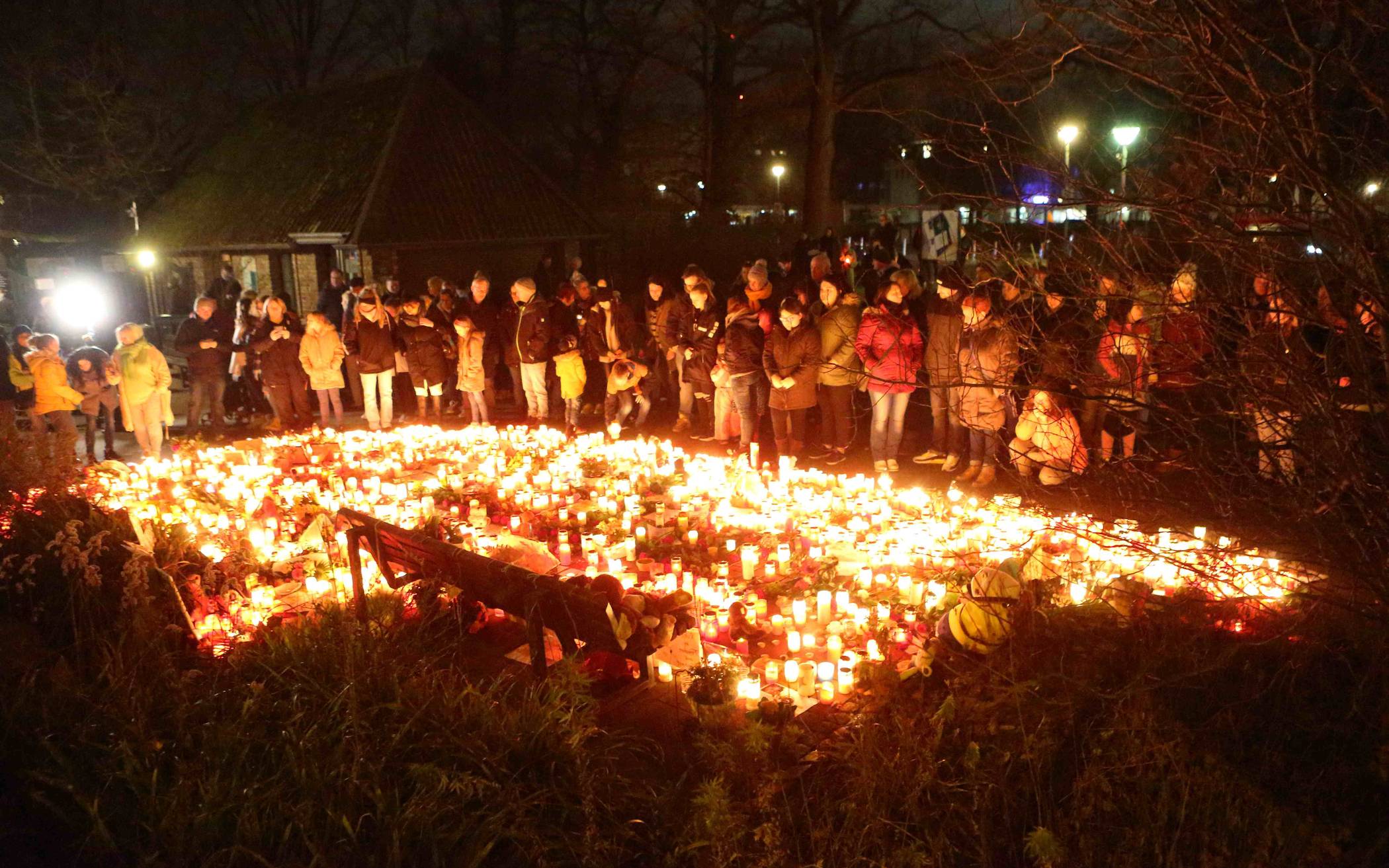 Betroffenheit: Mehrere Hundert Menschen versammelten sich