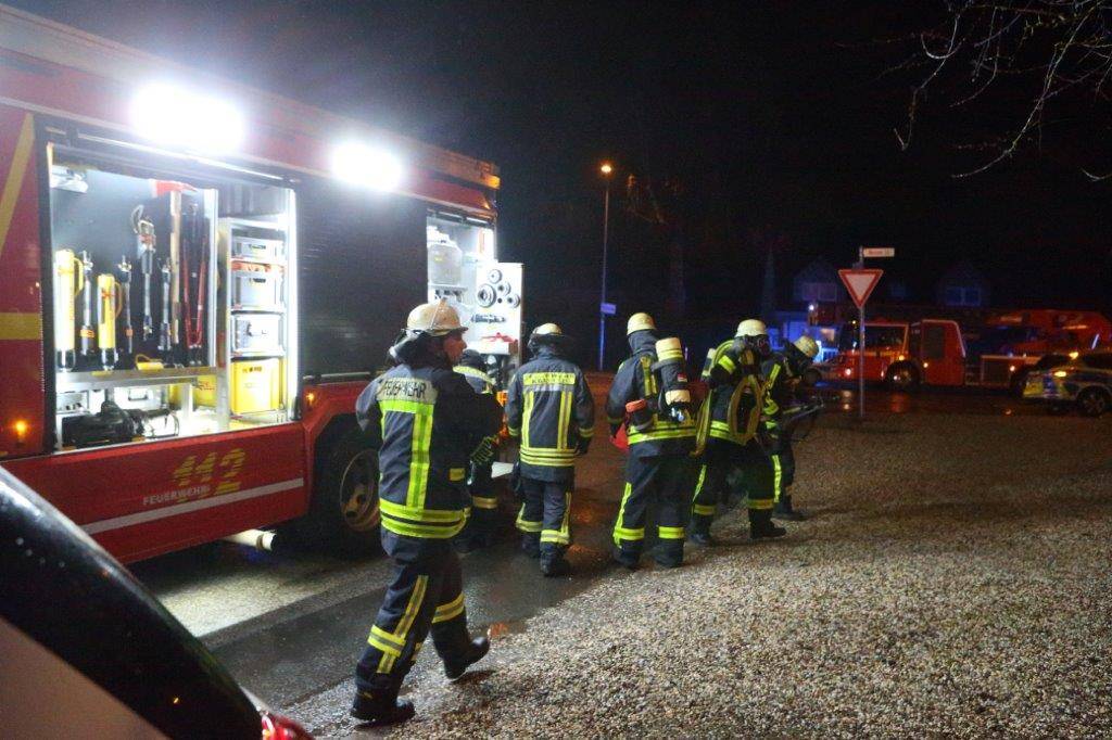 Wohnungsbrand durch Tannenbaum an der Moerser Straße