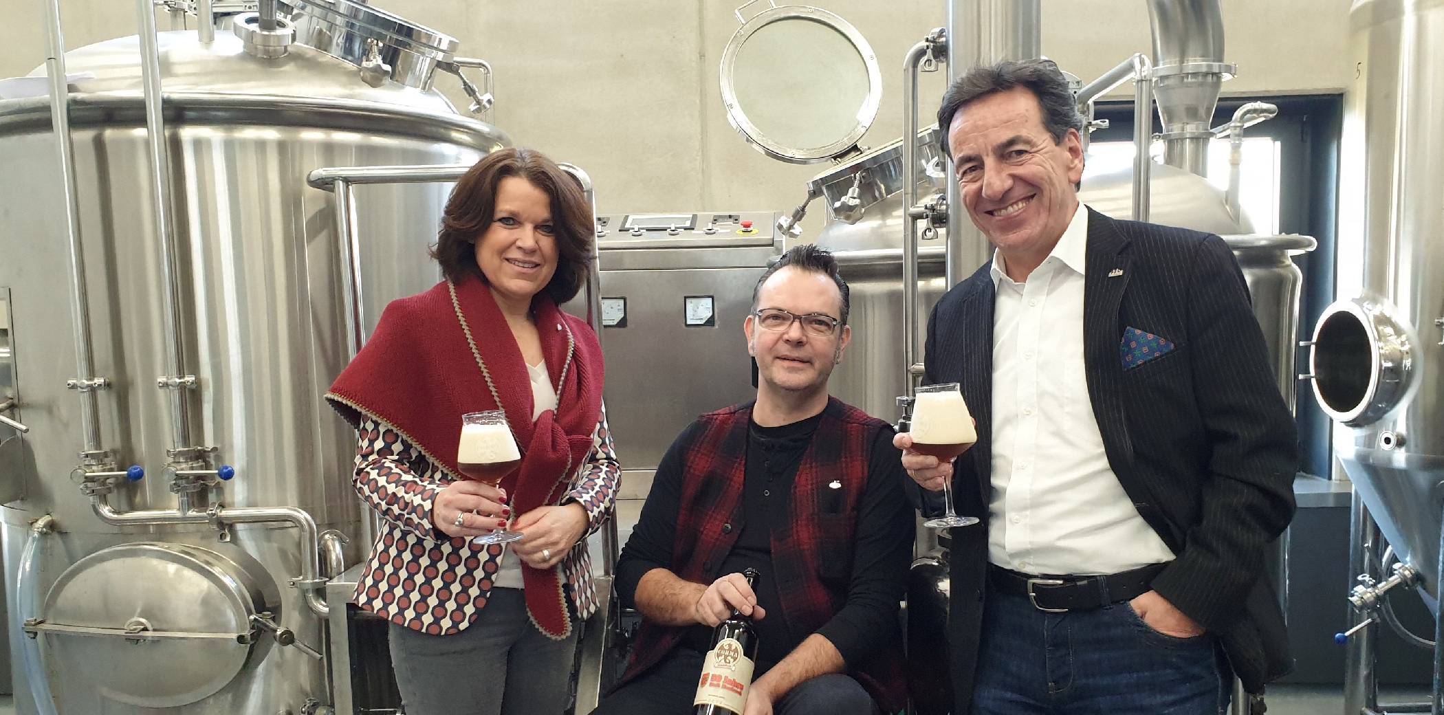 Alexandra Schellhorn (Stadtmarketing), Bier-Sommelier Michael Wolter und Stadtsprecher Michael Gorgs freuen sich über das „Meerbuscher Stadtbier“ der „ersten Privatbrauerei von Meerbusch“.