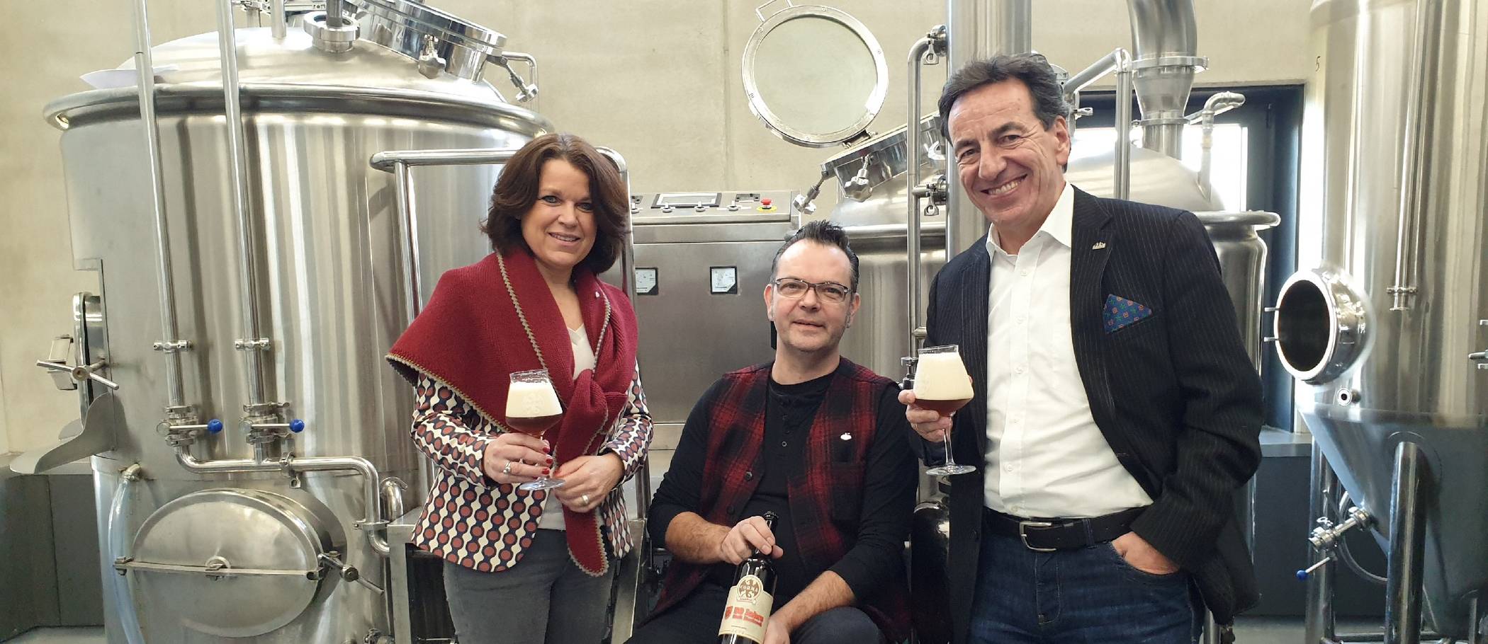 Alexandra Schellhorn (Stadtmarketing), Bier-Sommelier Michael Wolter und Stadtsprecher Michael Gorgs freuen sich über das „Meerbuscher Stadtbier“ der „ersten Privatbrauerei von Meerbusch“.