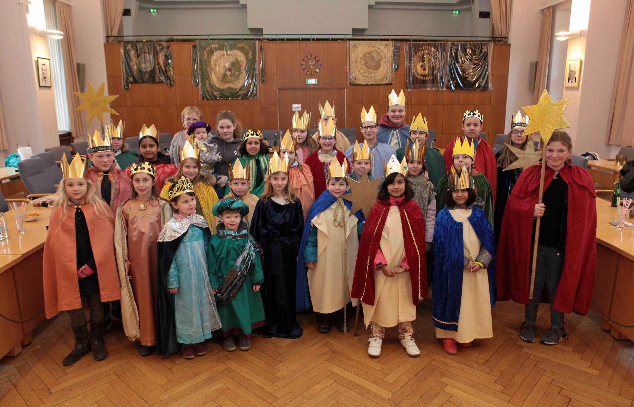 Wie in den vorangegangenen Jahren hatte auch diesmal die Bezirksbürgermeisterin von Rheinhausen/Rumeln-Kaldenhausen, Astrid Hanske, die Sternsinger aller katholischen Pfarr- und Kirchengemeinden des Duisburger Stadtbezirks am Montagvormittag zu einer kleinen Feierstunde in den Ratssaal des Bezirksrathauses Rheinhausen am Körnerplatz eingeladen.
