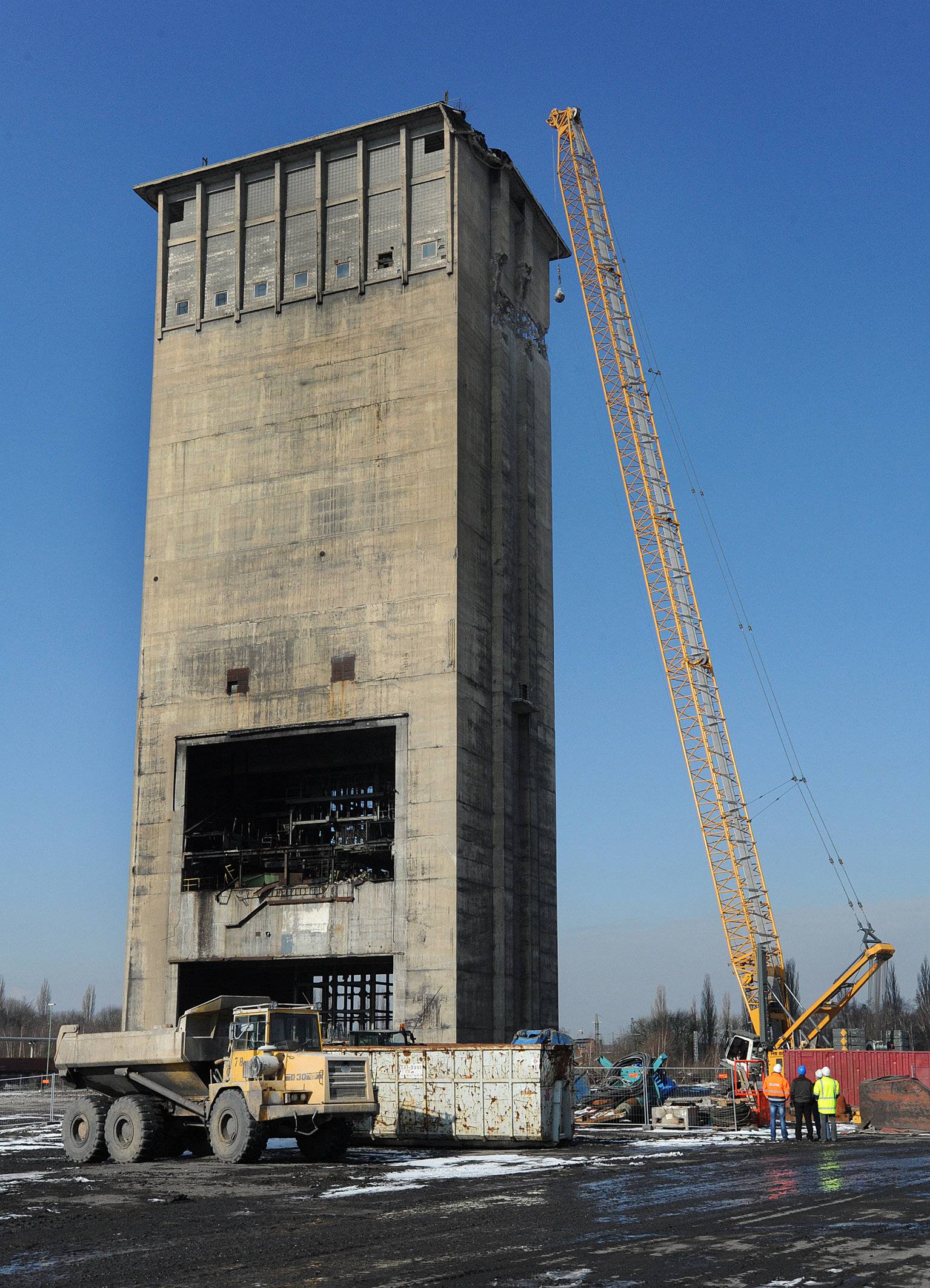 Vergleichbarer Rückbau eines Beton-Förderturms von Zeche Blumenthal, Schacht 11 in Herne in 2013.