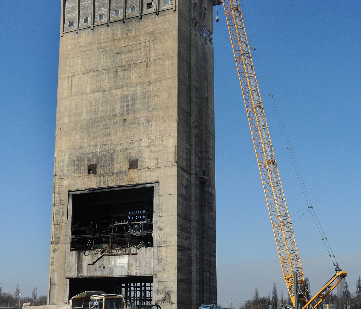 Vergleichbarer Rückbau eines Beton-Förderturms von Zeche Blumenthal, Schacht 11 in Herne in 2013.