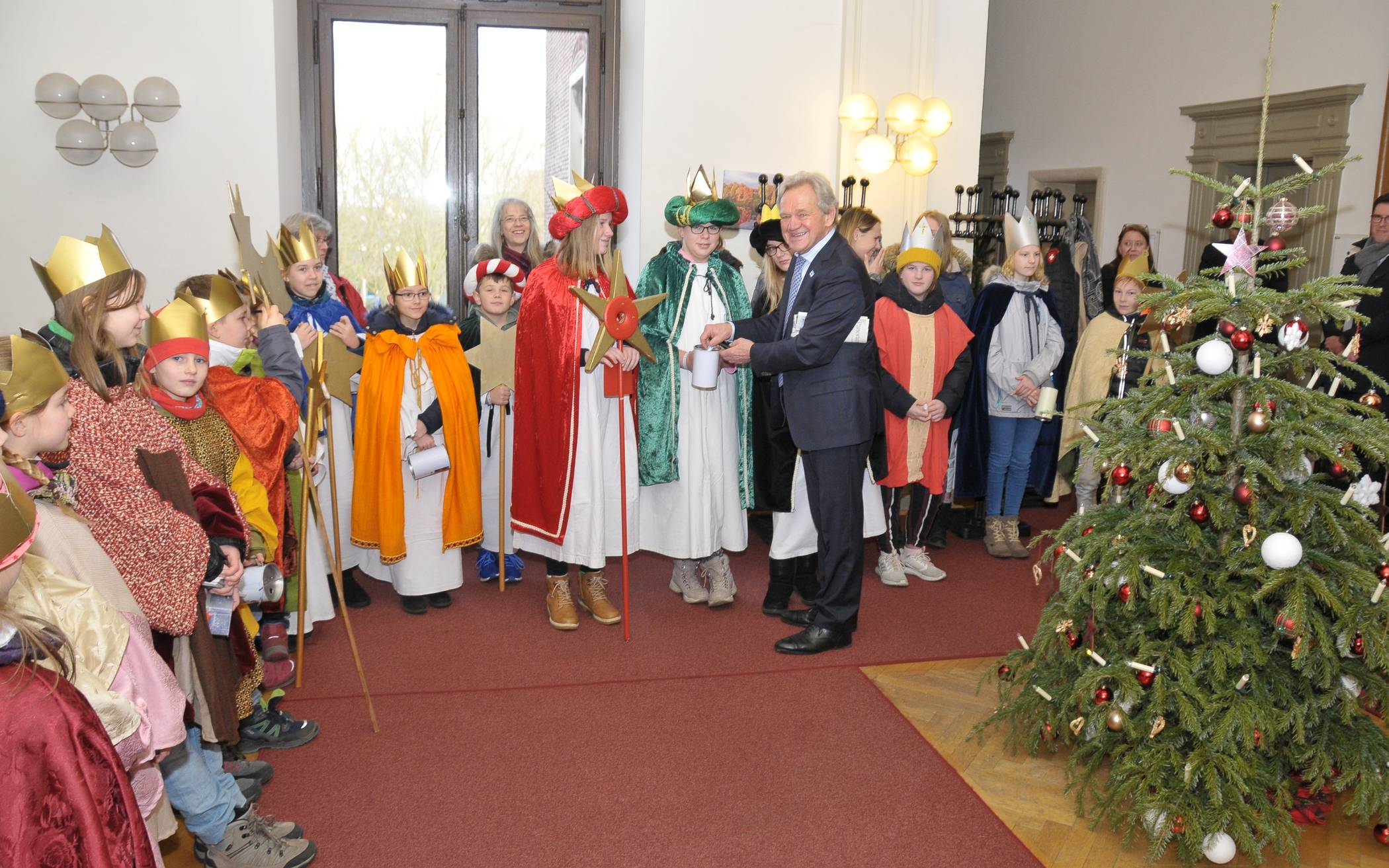 Bürgermeister Josef Heyes bekam jetzt Besuch von den Sternsinger aus dem Stadtbereich Willich.