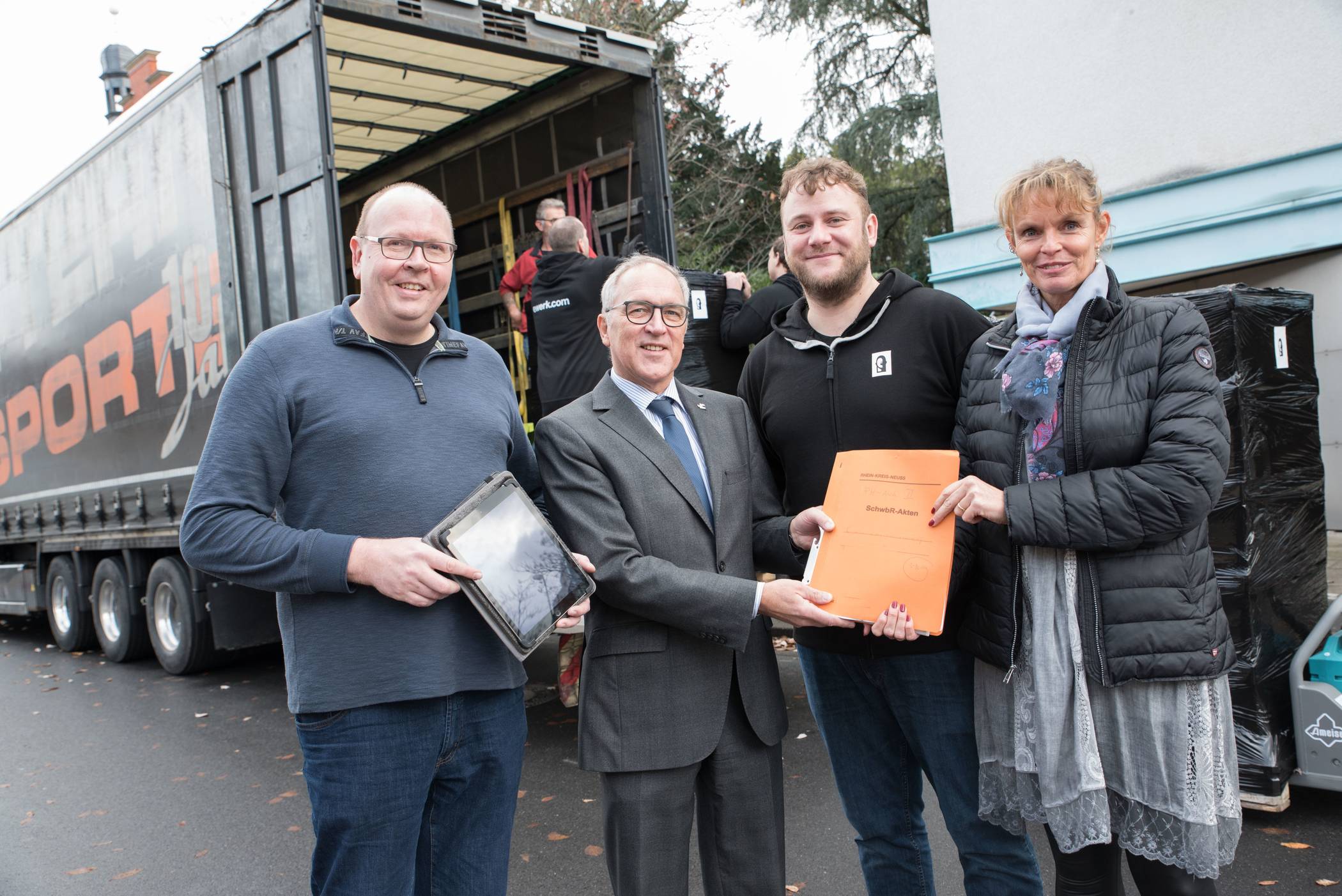 Freuen sich über die Digitalisierung der E-Akten (vl.): Marcus Mertens, Siegfried Henkel, Thomas Segert und Brigitte Carl-Hosse.