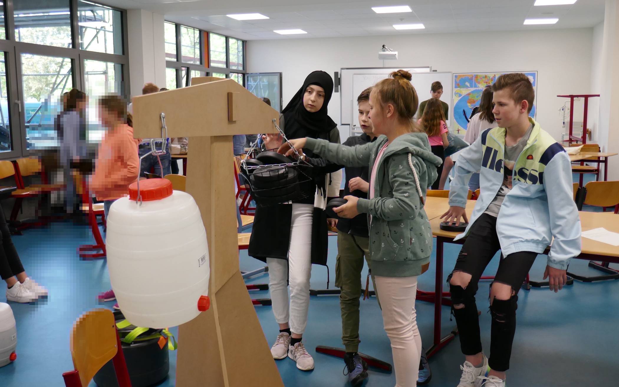 Am Julius-Stursberg Gymnasium entwickelt die Arbeitsgruppe „Protect our Planet“ (PoP) Projekte, um das Umweltbewusstsein zu fördern und Nachhaltigkeit sowie erneuerbare Energien zu unterstützen. Die Bürgerstiftung fördert Exkursionen zu diesen Themen.