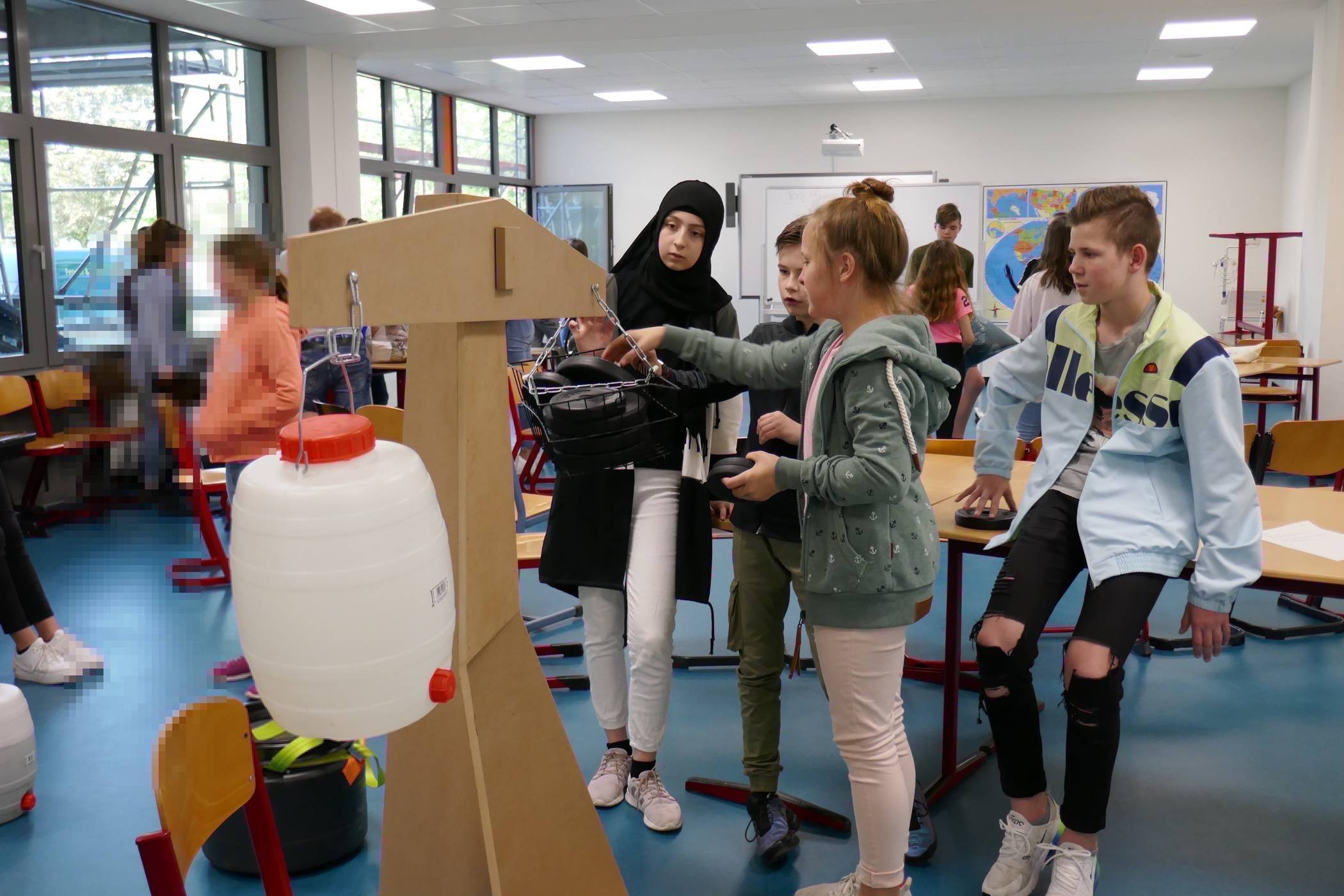 Am Julius-Stursberg Gymnasium entwickelt die Arbeitsgruppe „Protect our Planet“ (PoP) Projekte, um das Umweltbewusstsein zu fördern und Nachhaltigkeit sowie erneuerbare Energien zu unterstützen. Die Bürgerstiftung fördert Exkursionen zu diesen Themen.
