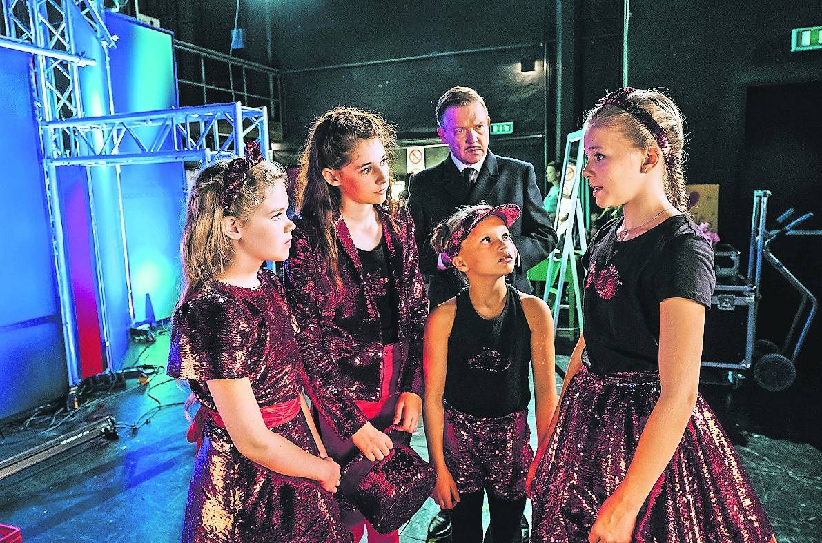 „Sista Magic“ – Flora (Lilith Julie Johna), Flame (Laila Marie Noelle Padotzke), Sky (Leonore von Berg) und Marina (Hedda Erlebach) beim Talentwettbewerb.