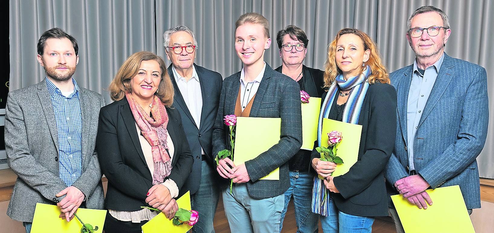 Die Duisburger Stadtteil-Historiker*innen (v. l.): Eugen Schilke, Gülperi Kara, Jurymitglied Klaus Becker, Jonas Krüning, Tina Deckert, Silke Mayer und Dieter Lesemann