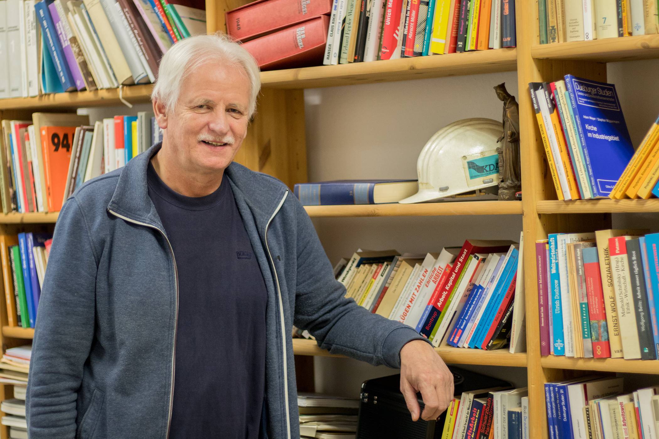 Geboren wurde Jürgen Widera 1954 in Kerpen, der Kolpingstadt. „Der Sozialreformer Adolph Kolping war sozusagen mein katholisches Pendant im 19. Jahrhundert“, scherzt Widera.Er studierte Theologie in Wuppertal, Bonn und Köln.