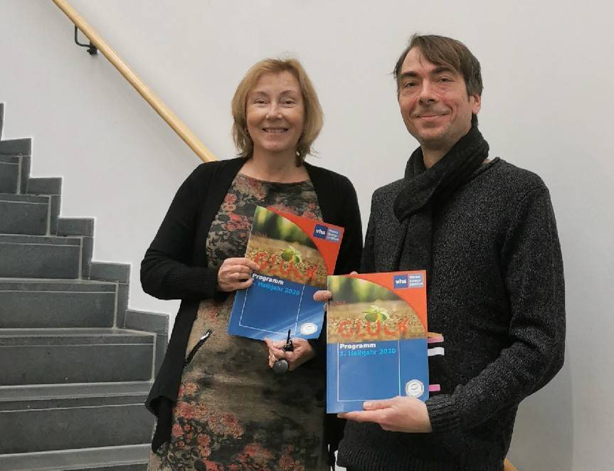 Kirsten Peters (stellvertretende vhs-Leiterin) und Jörg Büschgen (Fachbereichsleiter Sprachen und Kochen) mit den frisch gedruckten Exemplaren des vhs-Programms.