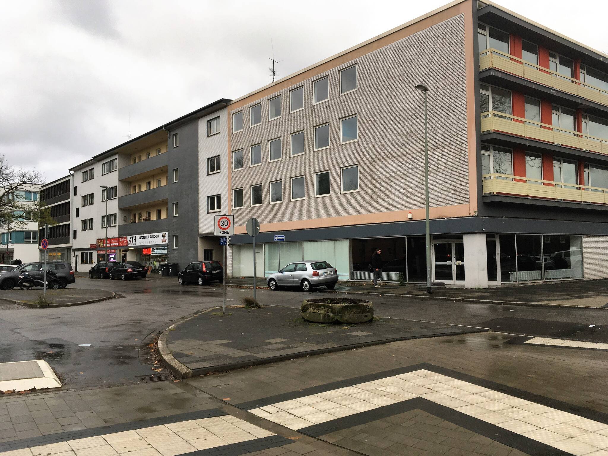 Die CDU-Fraktion im Bezirk Rheinhausen/Rumlen-Kaldenhausen regt die Stadtverwaltung an, sich hinsichtlich der Entwicklung des Areals Schwarzenberger Straße / Friedrich-Ebert-Straße Gedanken zu machen.